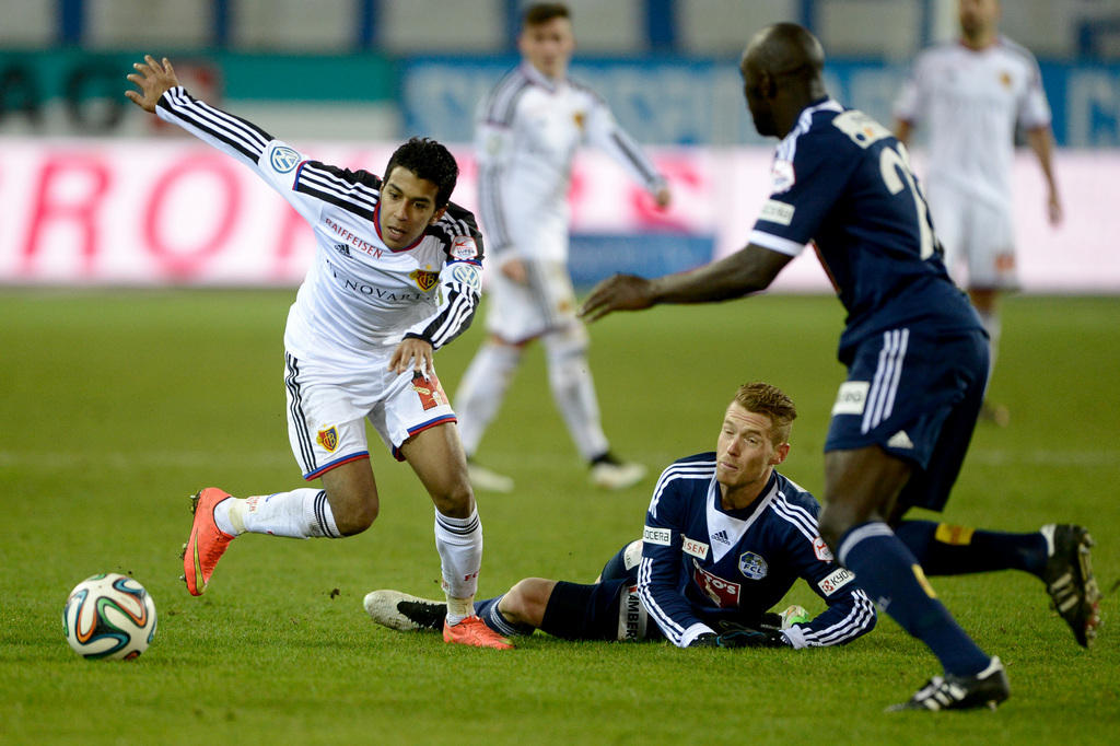 CORRECTS IDENTITY - Ahmed Hamoudi, links, von Basel, im Spiel gegen Oliver Bozanic, Mitte, von Luzern, im Fussball Meisterschaftsspiel zwischen dem FC Luzern und dem FC Basel, am Samstag, 6. Dezember 2014, in Luzern. (KEYSTONE/Urs Flueeler)