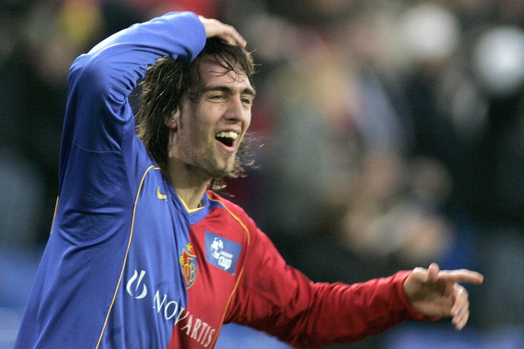 Der Basler Matias Delgado freut sich nach seinem zweiten Tor beim Swisscom Cup Fussballspiel zwischen dem FC Basel und dem FC Zuerich am Sonntag, 18. Dezember 2005 in Basel. (KEYSTONE/Alessandro Della Bella)