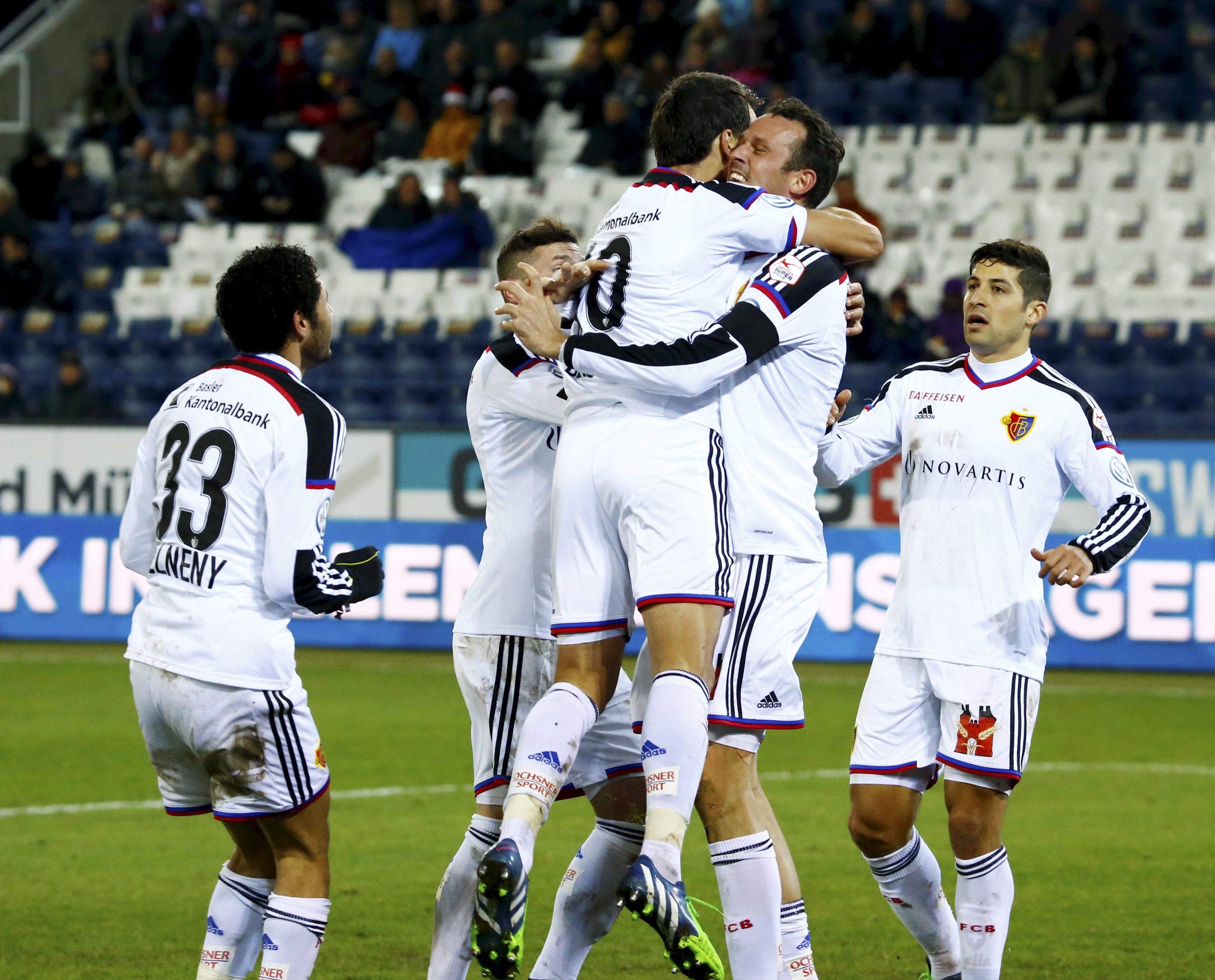 06.12.2014 Luzern Fussball Herren Super League Saison 2014/2015 Swissporarena FC Luzern - FC Basel.0:3 Bild zeigt v-li. Torjubel (FC Basel) Mohamed Elneny Taulant Xhaka Marco Streller herzt Matias Delgado Davide Calla Aktion Foto (c) Anton Geisser