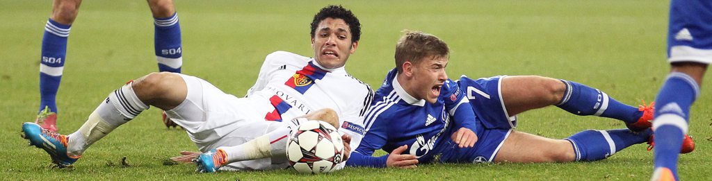 epa03987104 Schalke's Max Meyer (R) in action against Basel's Mohamed Elneny (L) during the UEFA Champions League group E soccer match between FC Schalke 04 and FC Basel in Gelsenkirchen, Germany, 11 December 2013. EPA/FRISO GENTSCH