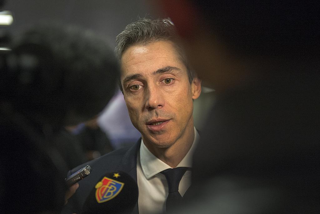 Rede und Antwort: Paulo Sousa bei der Rückreise am John Lennon Airport von Liverpool.