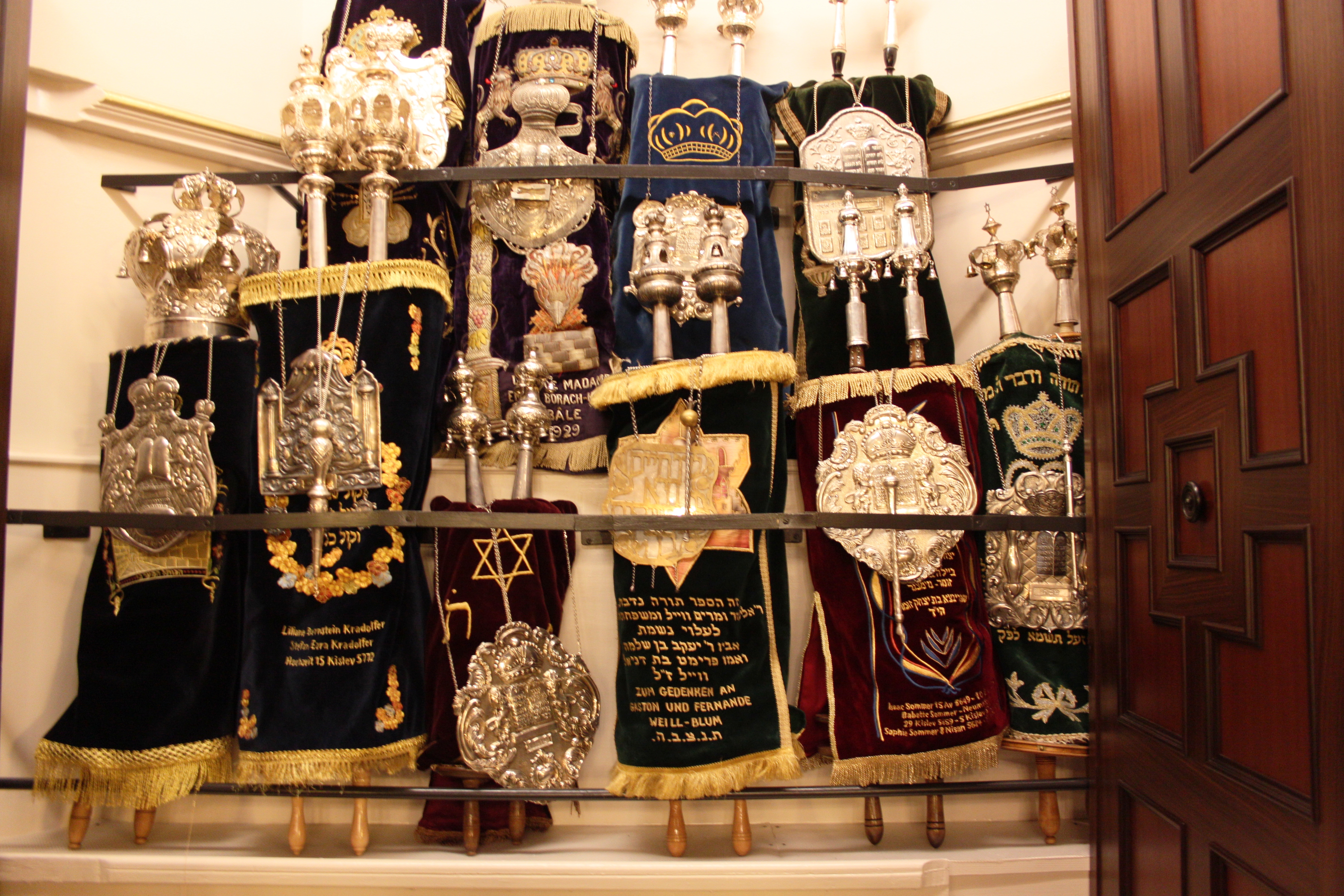 In einem verschlossenen Schrank an der Kofpseite der Synagoge befindet sich ein verschlossener Schrank, der die Schriftrollen der Torah enthält.