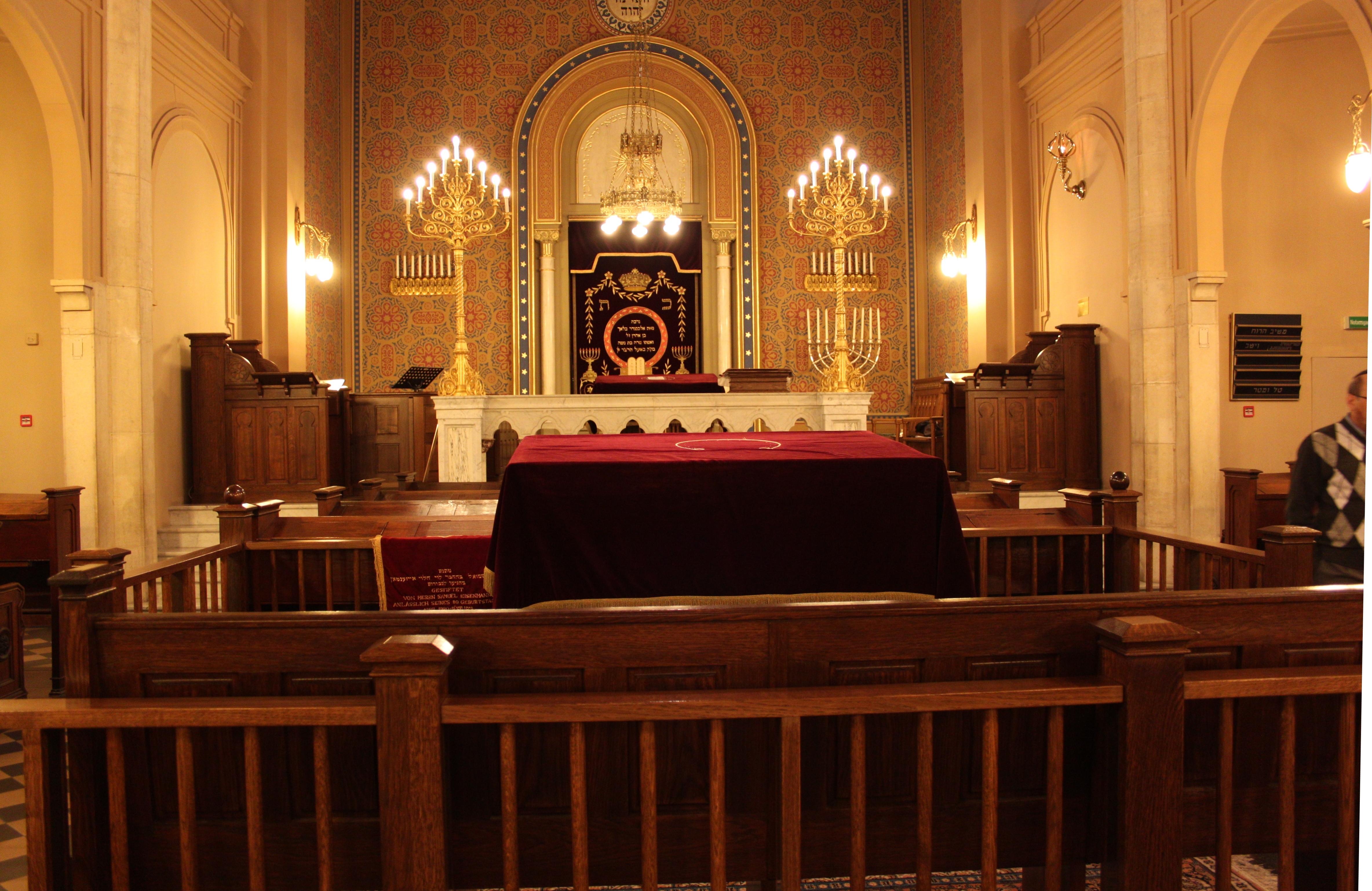 Ein auffallender Unterschied zu einer christlichen Kirche: das Pult des Vorlesers befindet sich in der Mitte.