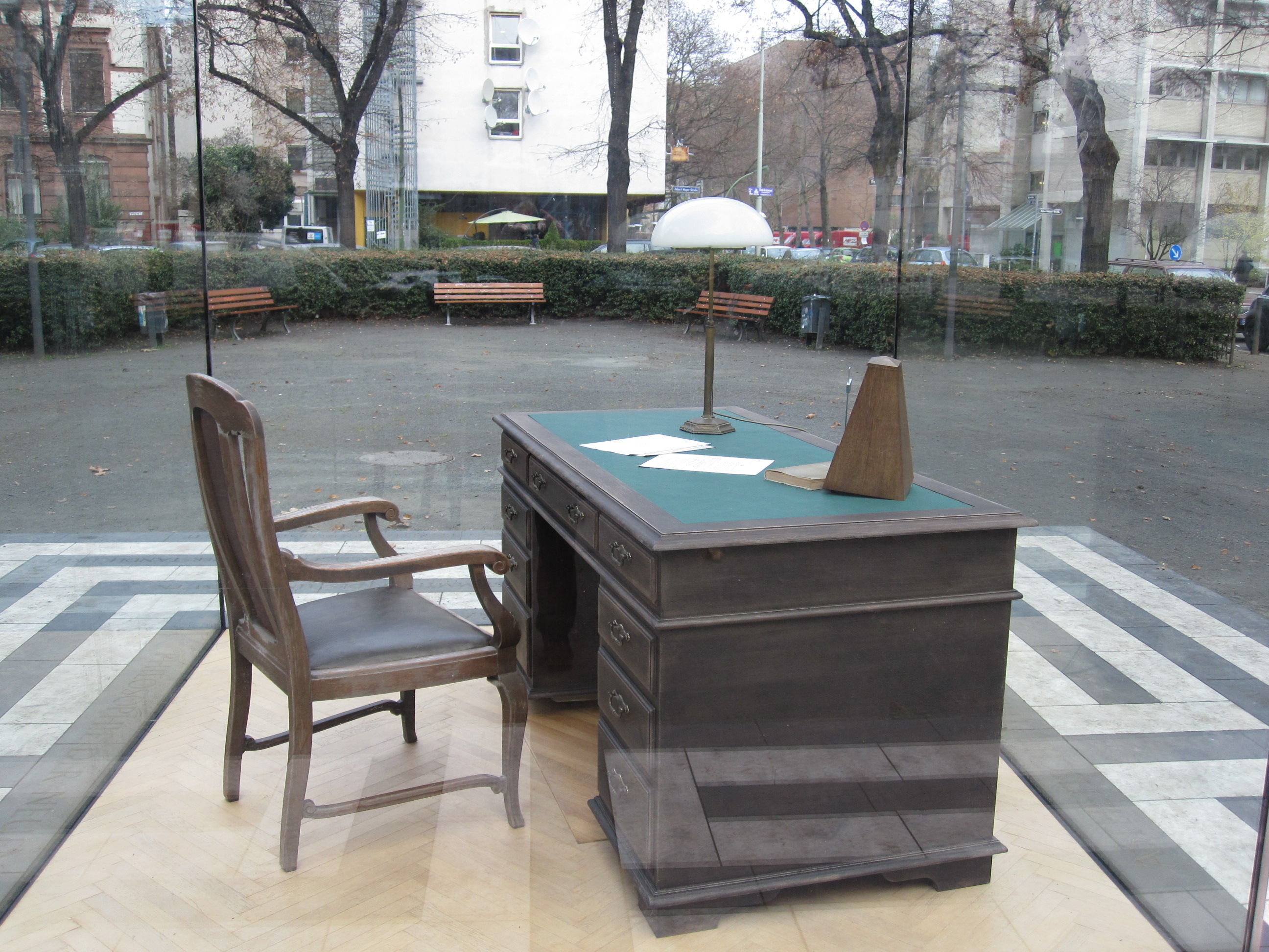 Ein Blick auf die Arbeitsstätte des intellektuellen Botschafters von Frankfurt, Theodor W. Adorno.