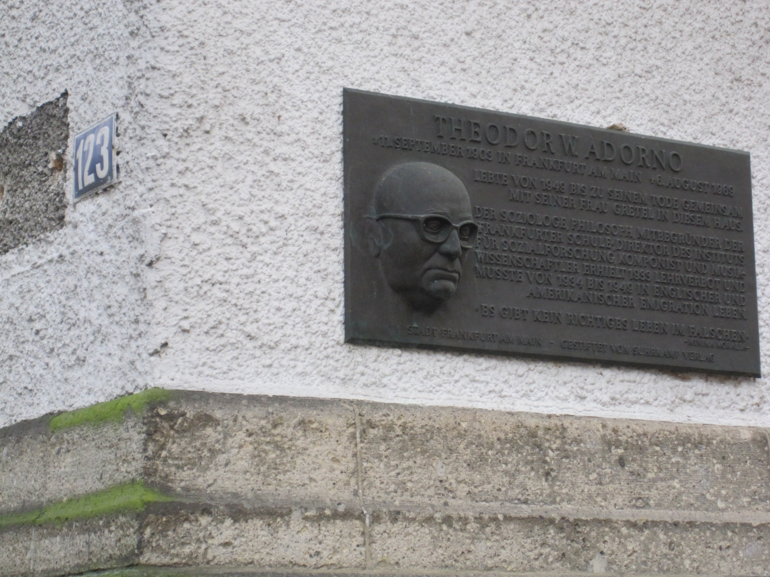 Gedenktafel an der Wohnstätte Adornos am Kettenhofweg 123.
