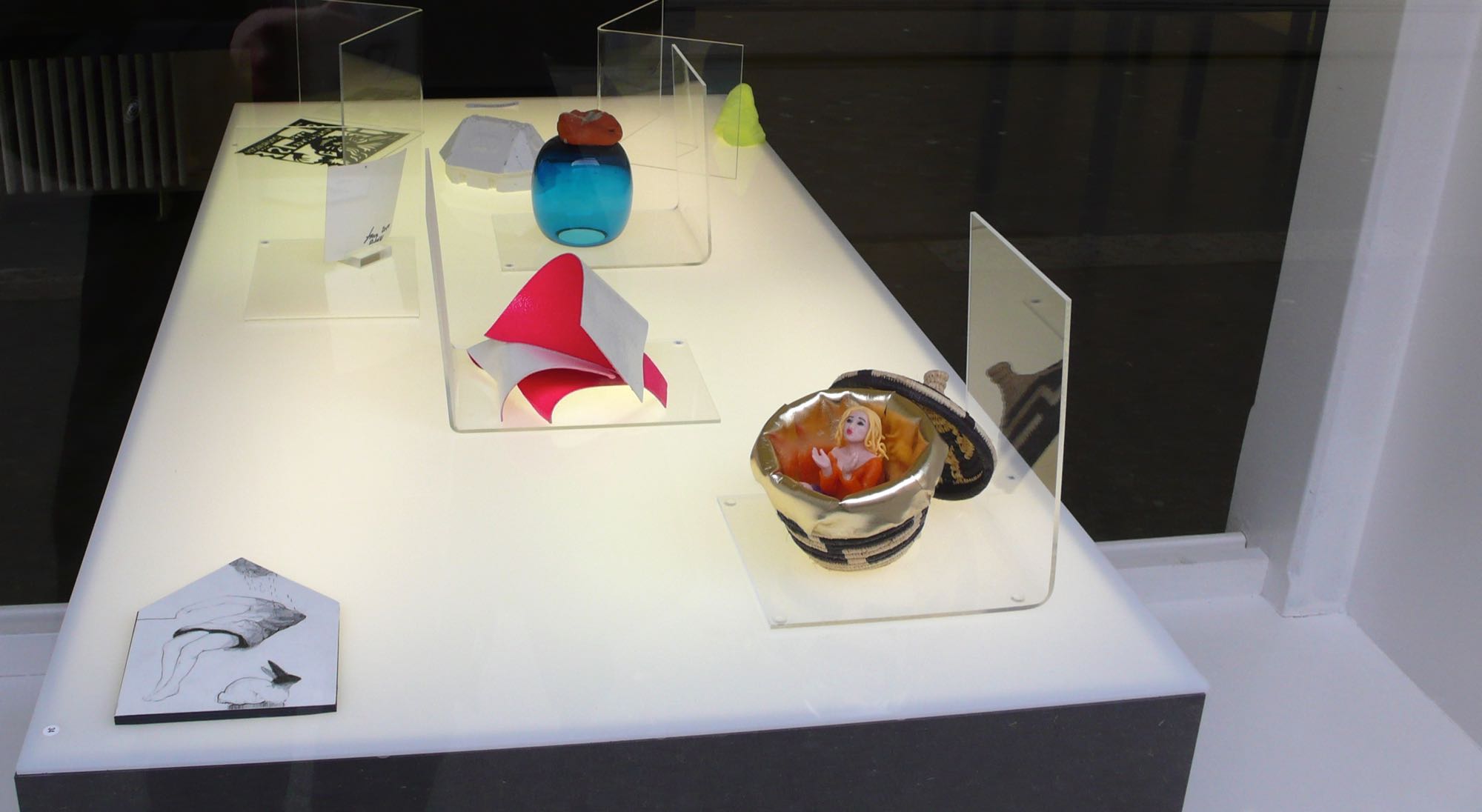 Judith Lavas «Der Lili Kuss» (rechts vorne) ist das teuerste Werk der Ausstellung, während Flurina Badel für das kleine nicht betitelte gelbe Kunststoff-Bergchen (rechts hinten) mit einem «gemeinsamen Drink» zufrieden ist.