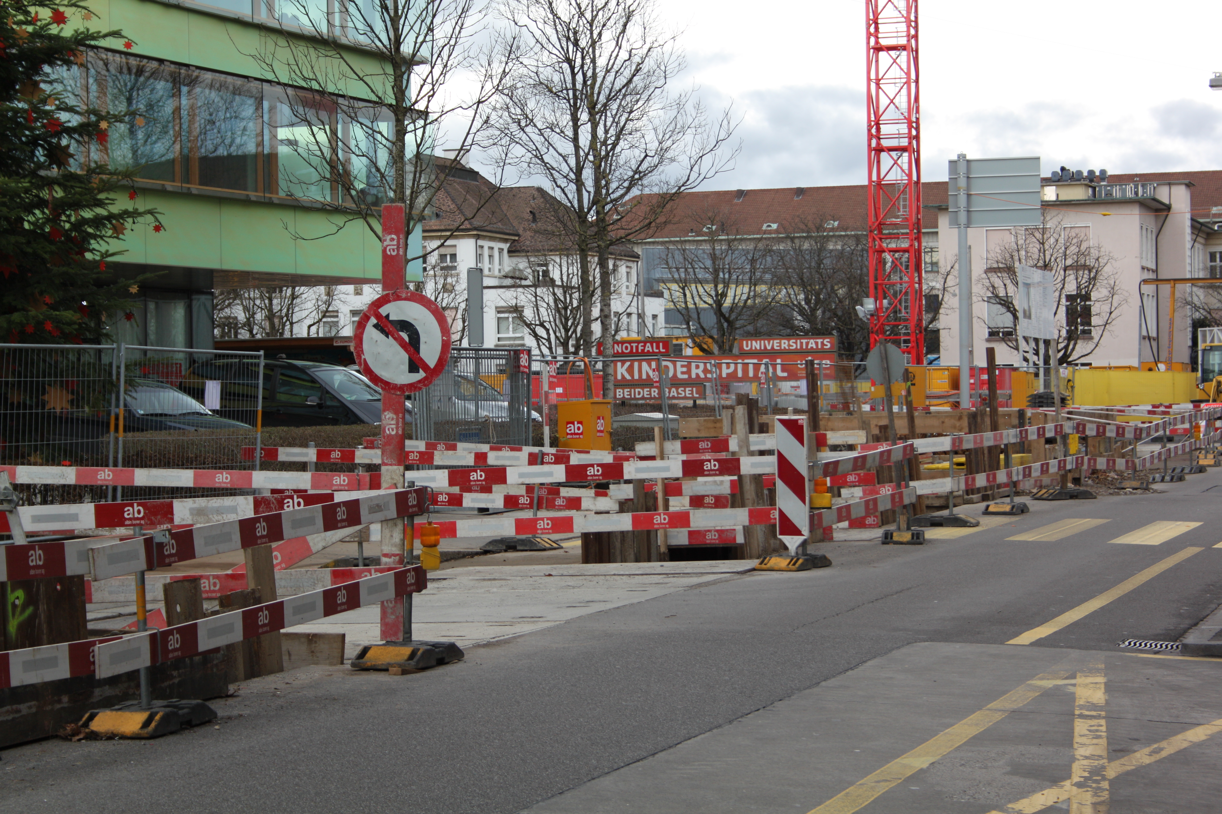 Wird im Februar verschwinden: der Baustellengraben vor dem Kinderspital.