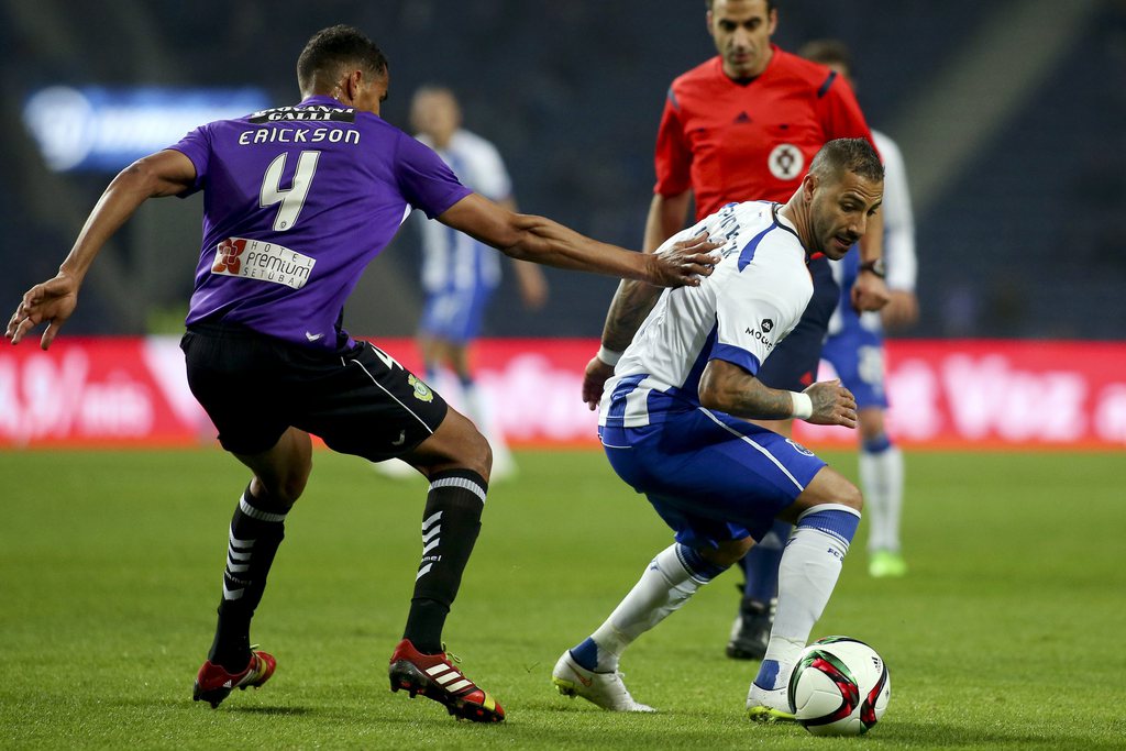 epa04535304 FC Porto's Quaresma (R) in action against Vitoria Setubal's Erickson during their Portuguese League soccer match, held at Dragao stadium, Porto, Portugal, 19 December 2014. EPA/JOSE COELHO
