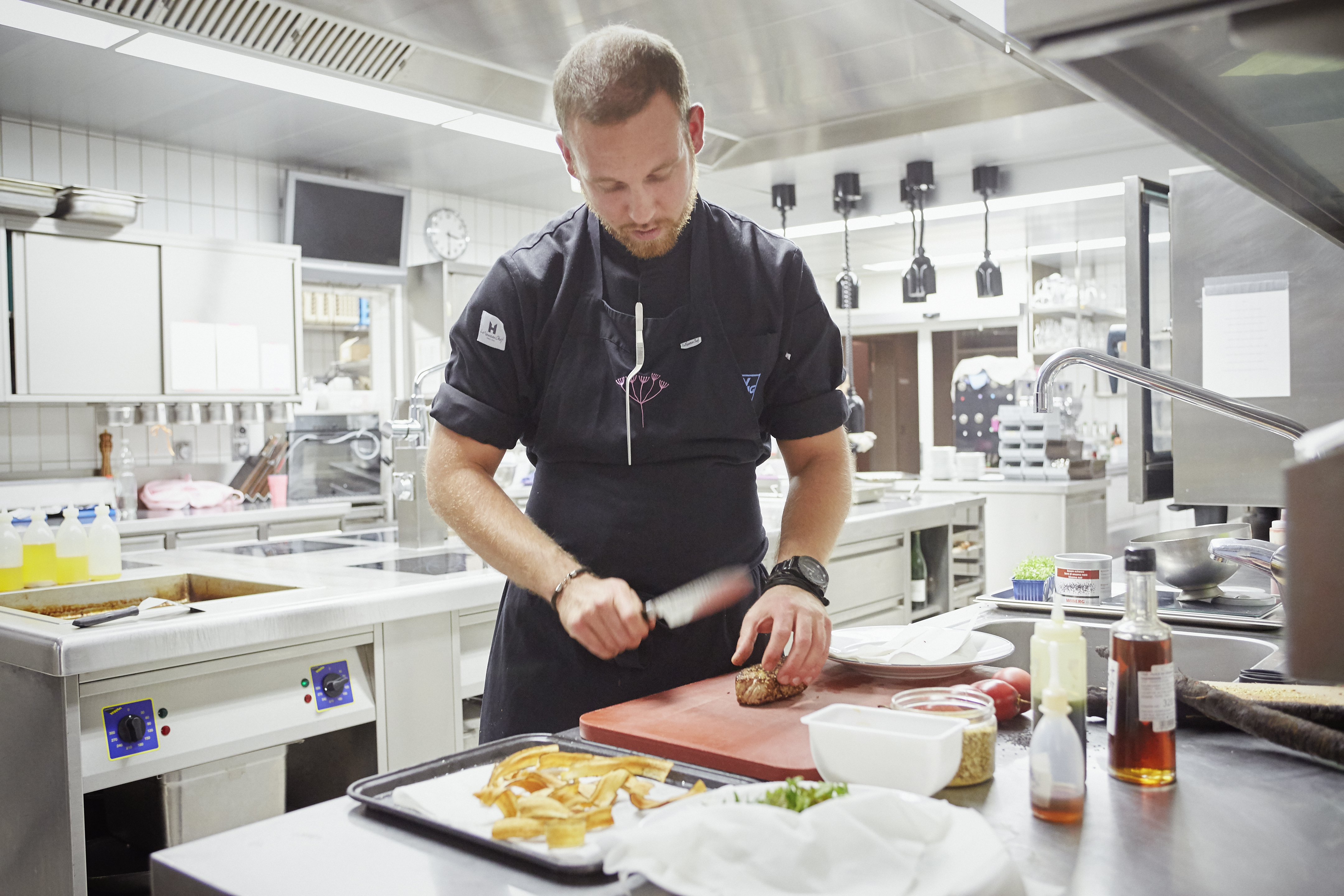 Thierry Boillat schneidet das Kalbsfleisch in feine Tranchen. Innen ist es noch roh, ganz nach Tataki-Art.