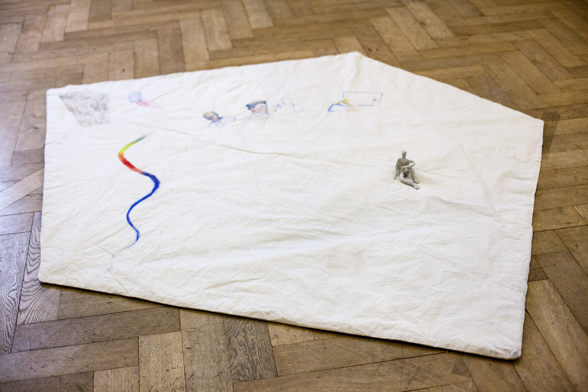 Der Arbeitsplatz im Ausstellungsraum: Die kleine Decke aus dem Materialmarkt diente Kiss drei Wochen lang als Arbeitsfläche.
