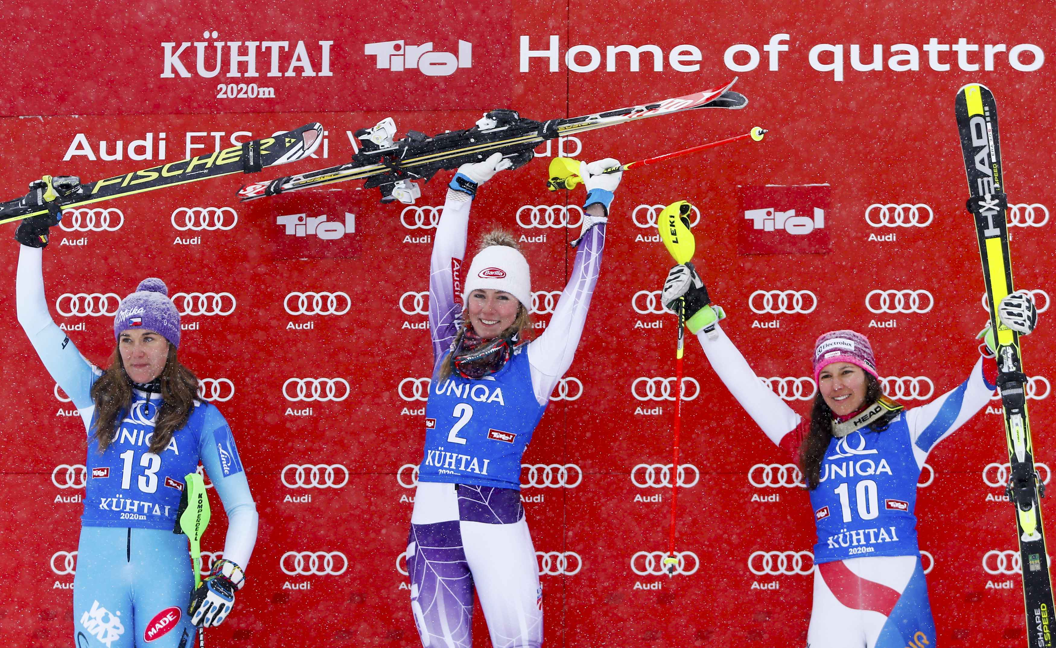 Sarka Strachova aud Tschechien, Mikaela Shiffrin aus den USA und die Schweizerin Wendy Holdener (von l. nach r.) freuen sich über ihre Podestplätze.