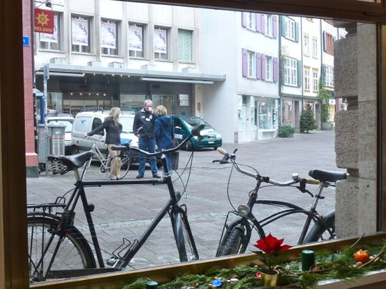 Mittagszeit am Santiglaustag: Ein CCHR-Vertreter spricht Passantinnen auf dem Rümelinsplatz an.
