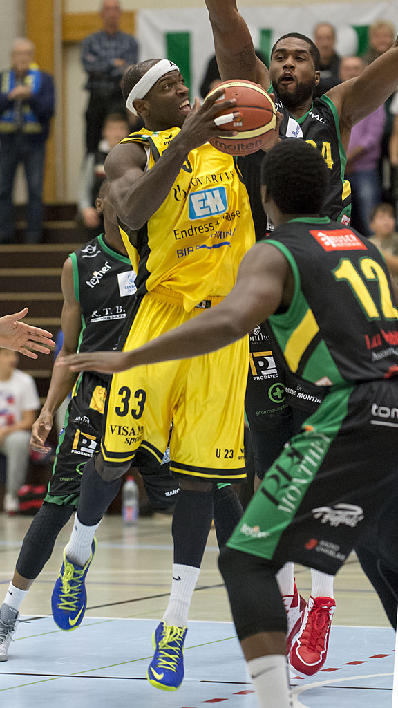 Der Birstaler Darell Vinson setzt sich durch gegen die Spieler von Monthey Terence Dials und Ray Reese, von links, waehrend des Spieles der Basketball National League A zwischen den Starwings Basket Regio Basel und dem BBC Monthey in der Sporthalle in Birsfelden, am Samstag, 15. November, 2014. (KEYSTONE/Georgios Kefalas)
