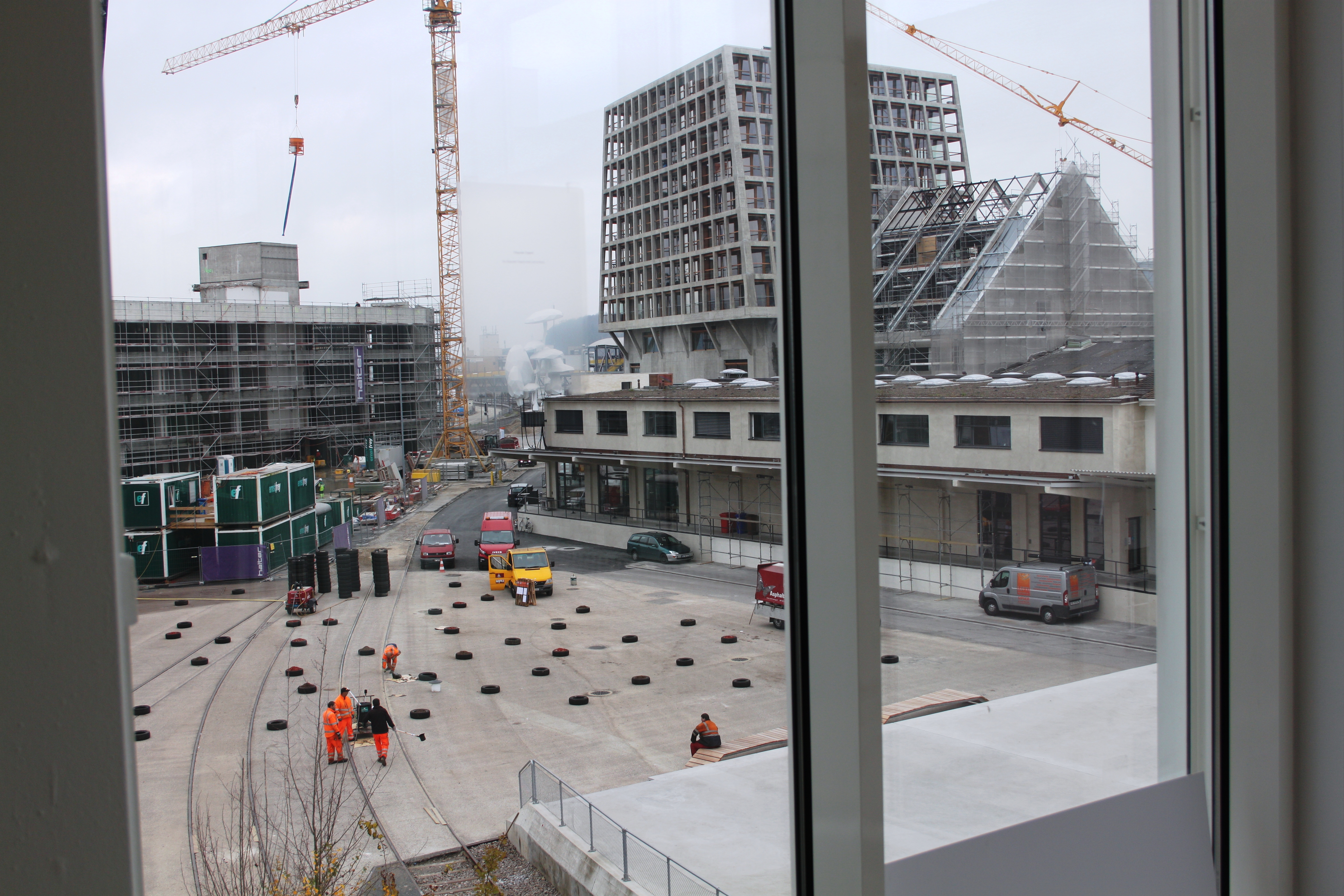 Aussicht über den Campus der Künste durch die  Glasfassade in der Florenzstrasse 1e. Untermalt vom dreispitzüblichen Baustellenlärm.
