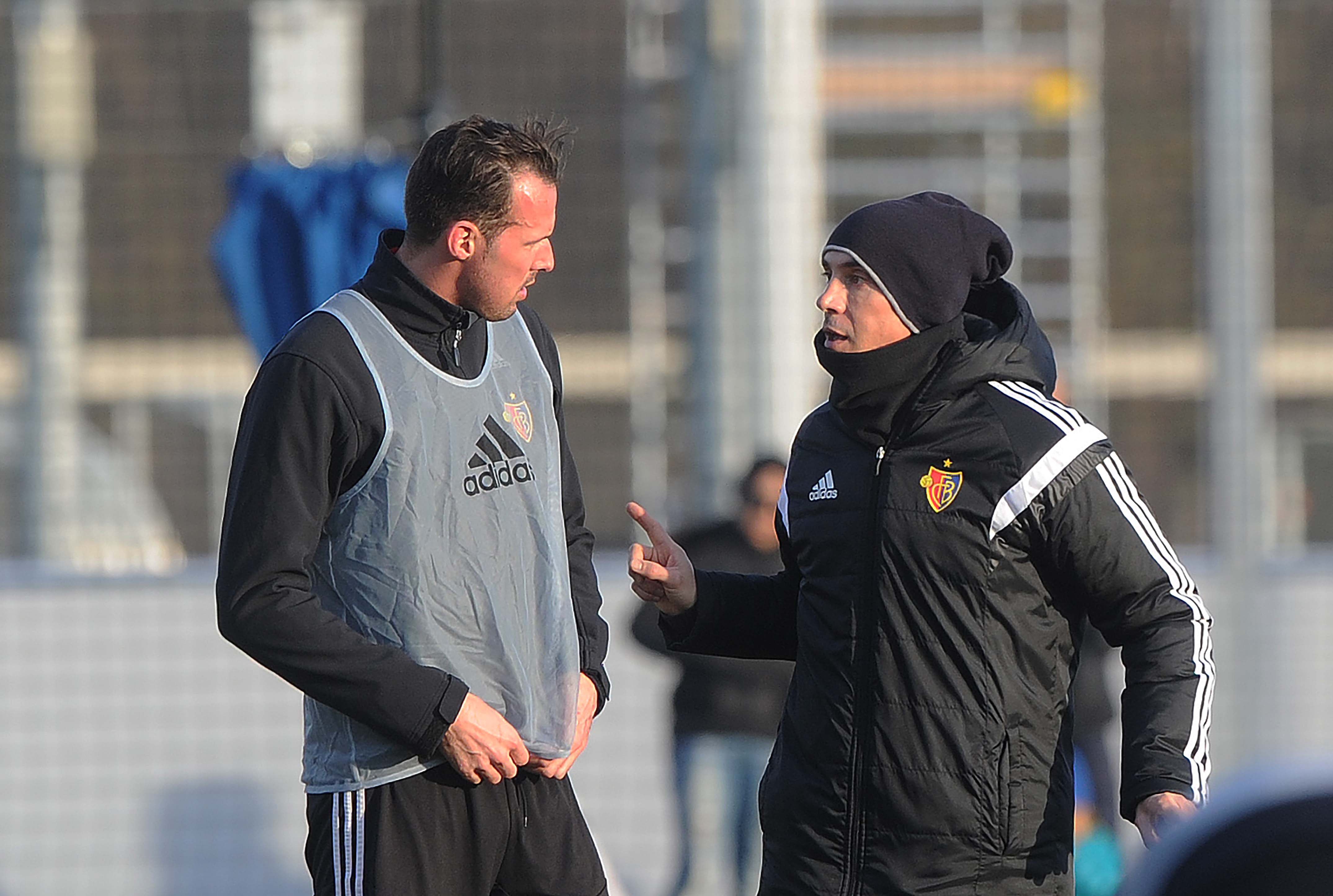 «Unser Trainer hat ein grosse Autorität und eine ganz klare Linie» – Marco Streller im Zwiegespräch mit Paulo Sousa (rechts) beim Trainingsstart am Dreikönigstag.