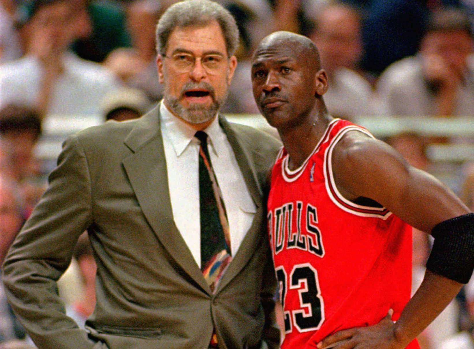 Phil Jackson (l.) mit einem seiner Super-Stars: Michael Jordan in ihren gemeinsamen Zeiten bei den Chicago Bulls.