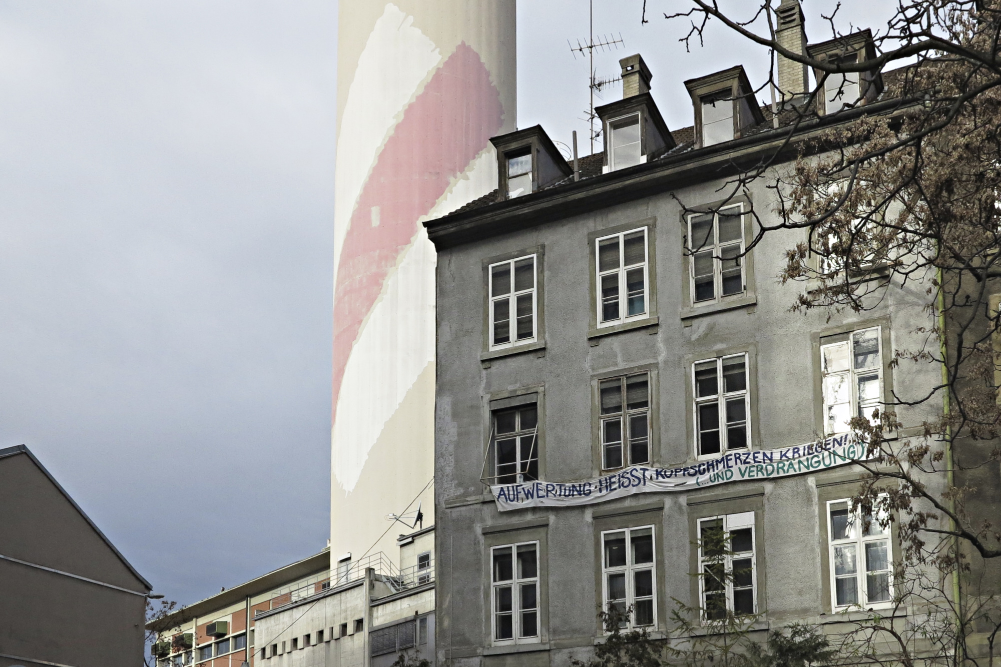 Die Häuser an der Wasserstrasse wurden seit Jahrzehnten nicht renoviert. Das soll sich mit der Übernahme durch die Wohngenossenschaft Gnischter ändern.