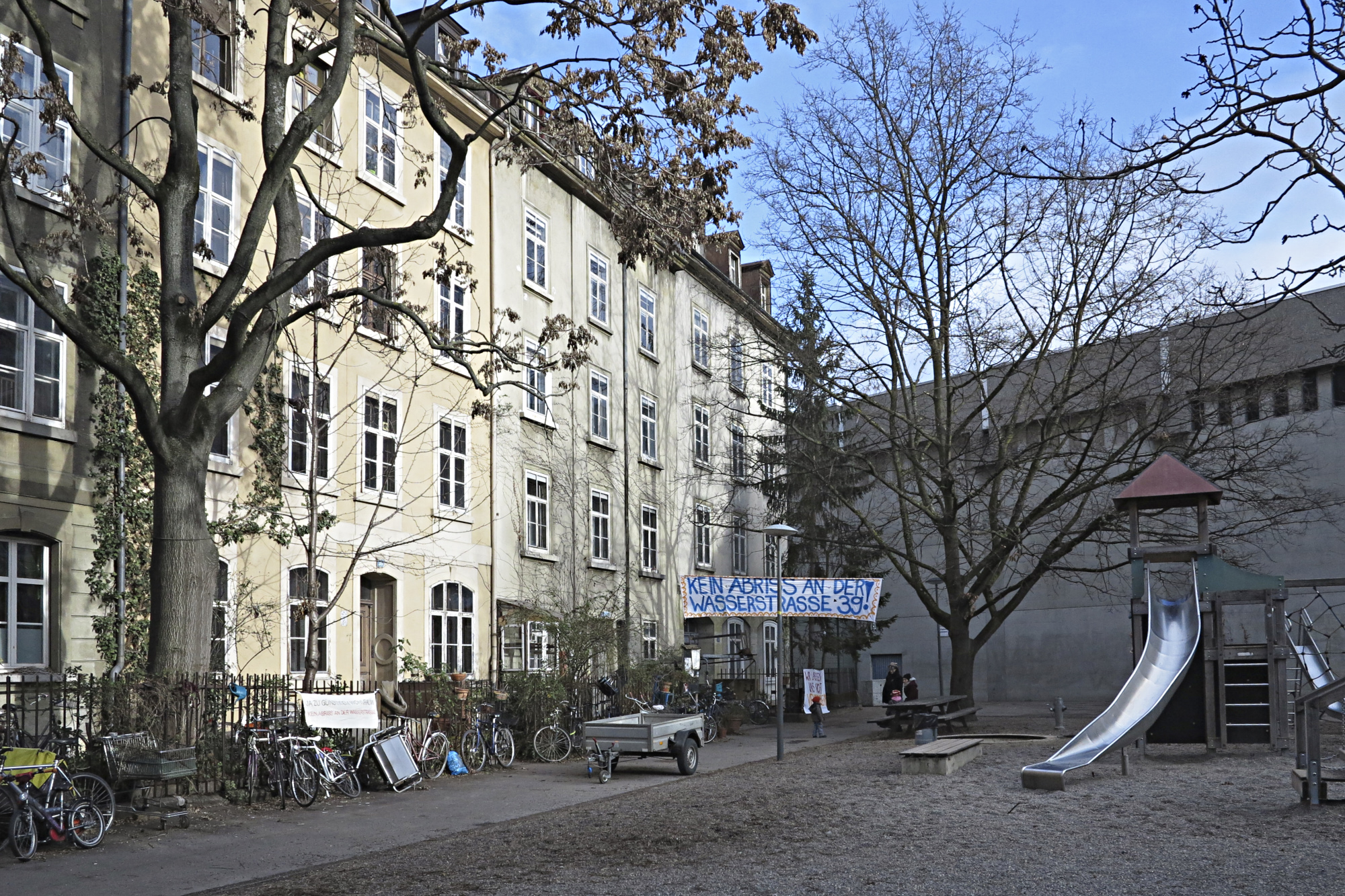 Wenige Meter vor der Häuserzeile beginnt der Pausenplatz des Volta-Schulhauses.
