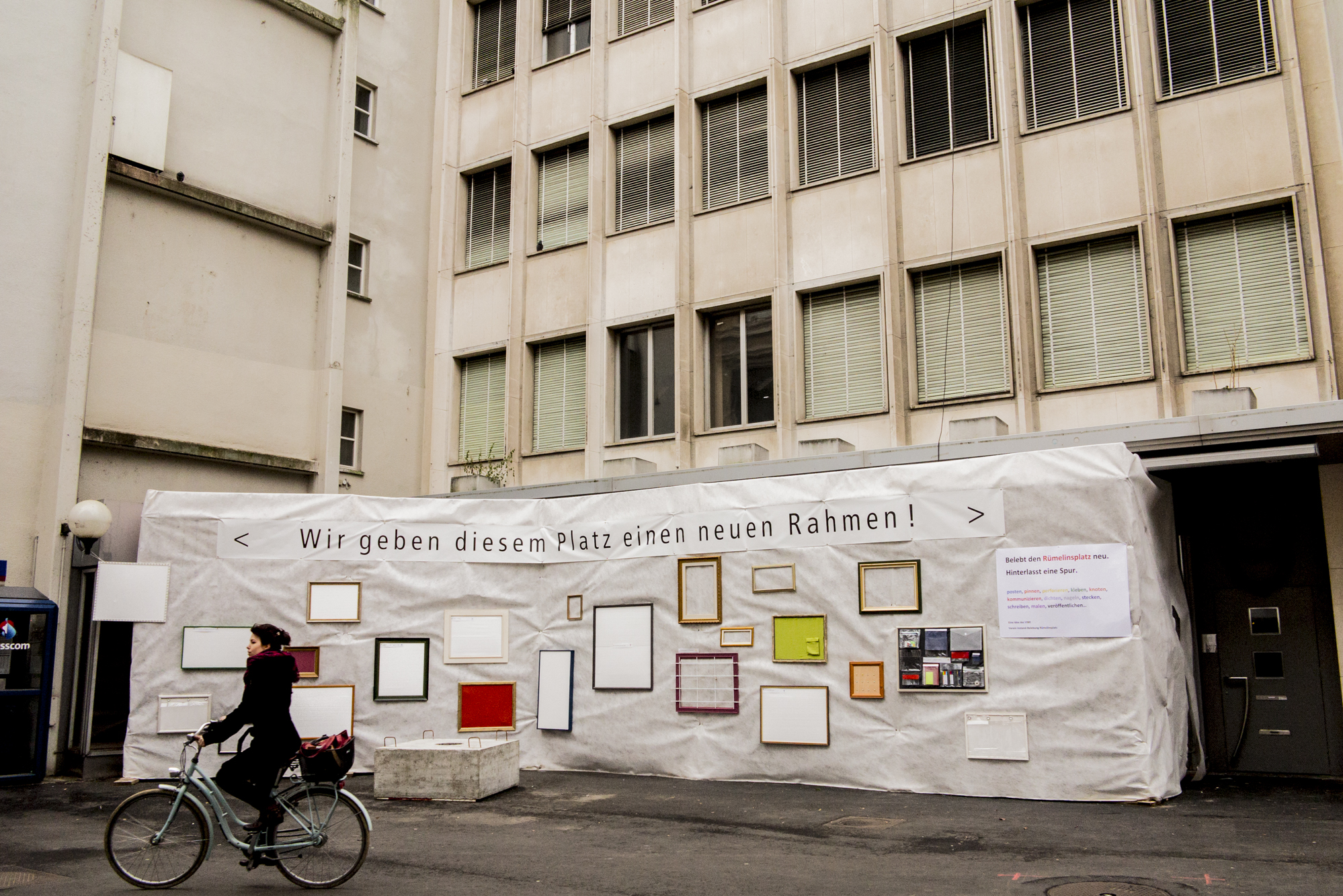 Fertig ist der Rahmen für das städtische Kunstwerk: Jetzt müssen nur noch die Menschen kommen und sich in den kreativ austoben.
