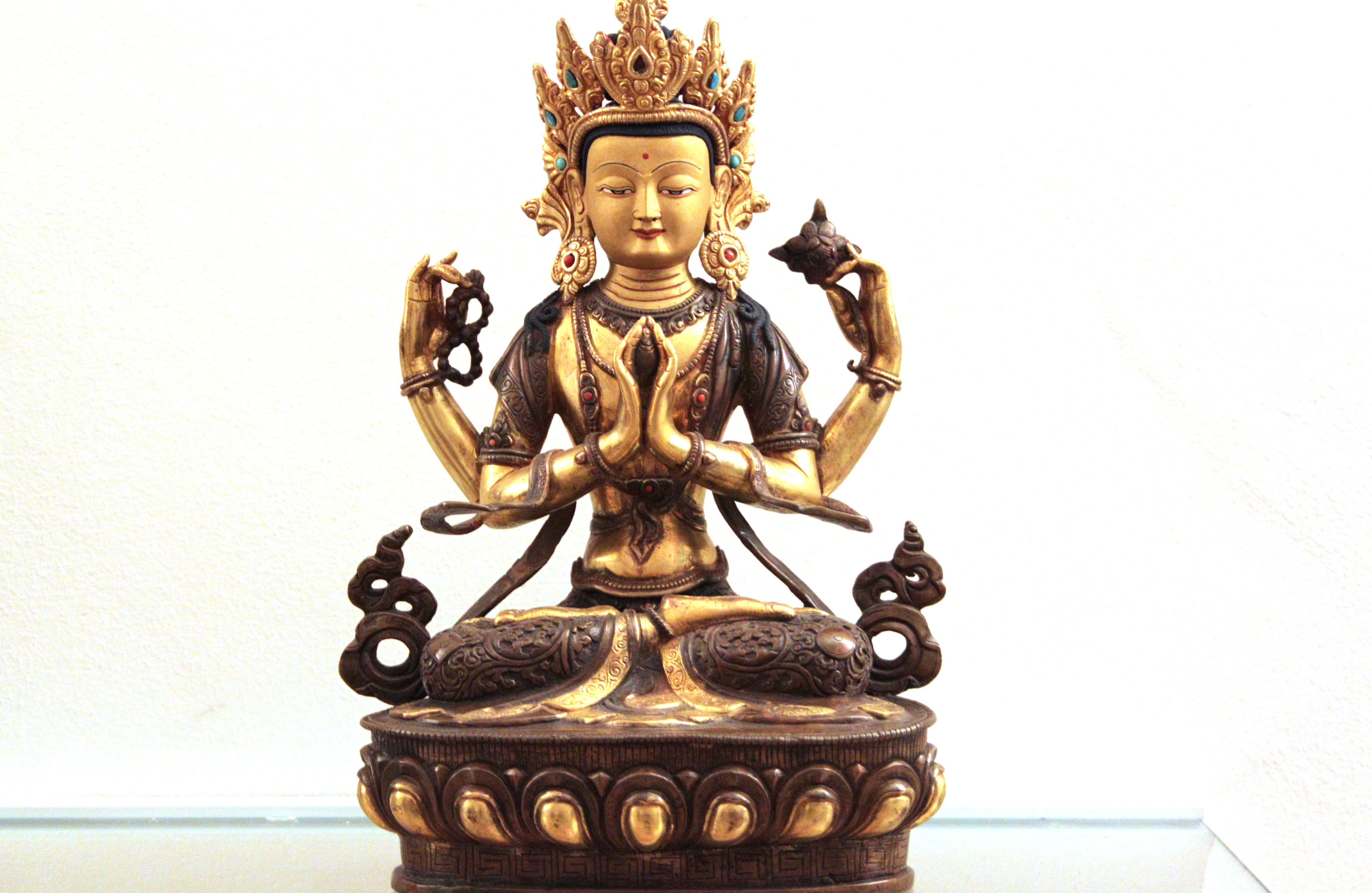 Im Meditationsraum des buddhisischen Zentrums Laufenstrasse stehen verschiedene Buddastatuen. Diese hier heisst auf Deutsch «liebevolle Augen».