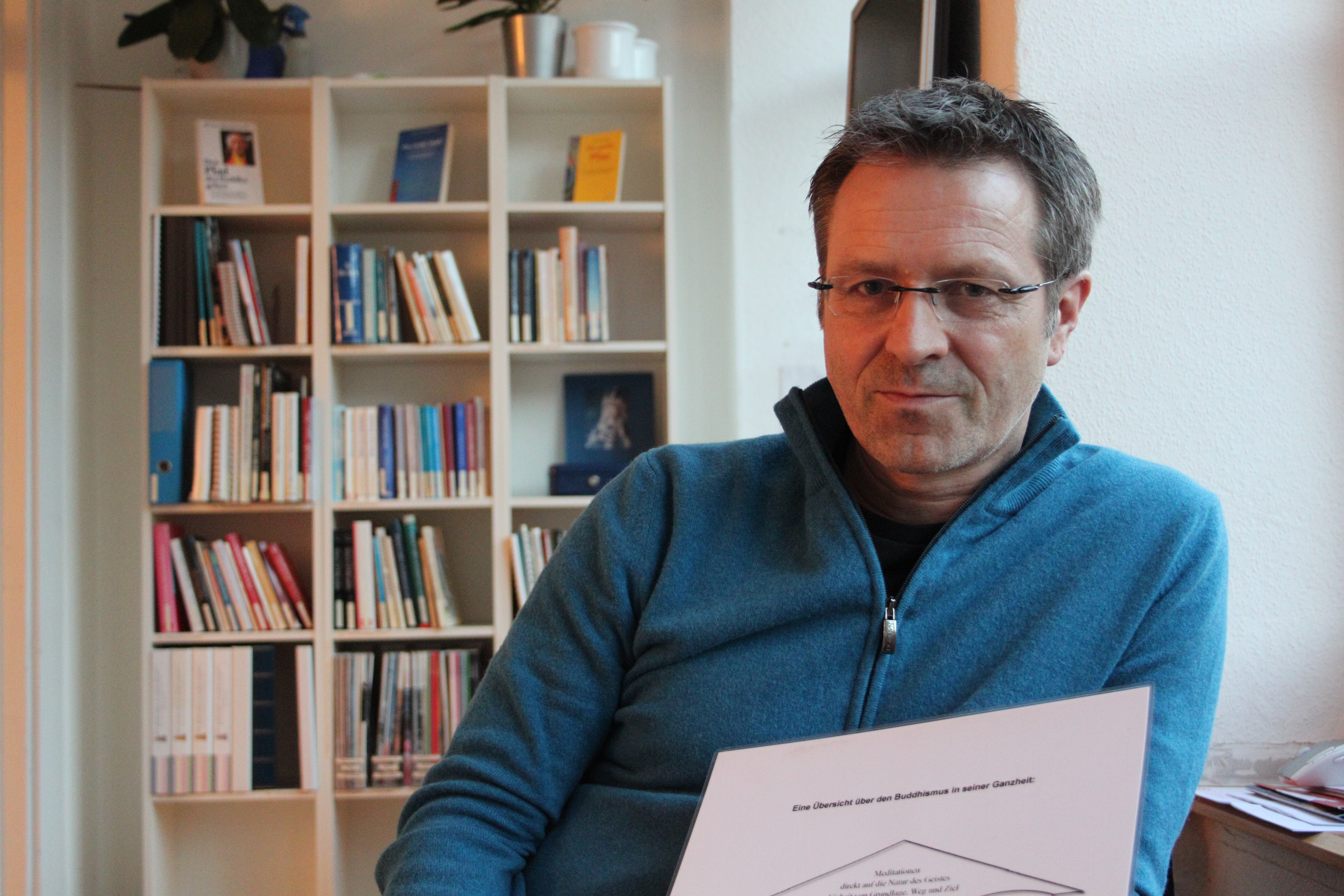Marc Roth erklärt geduldig, wie Buddhismus funktioniert.
