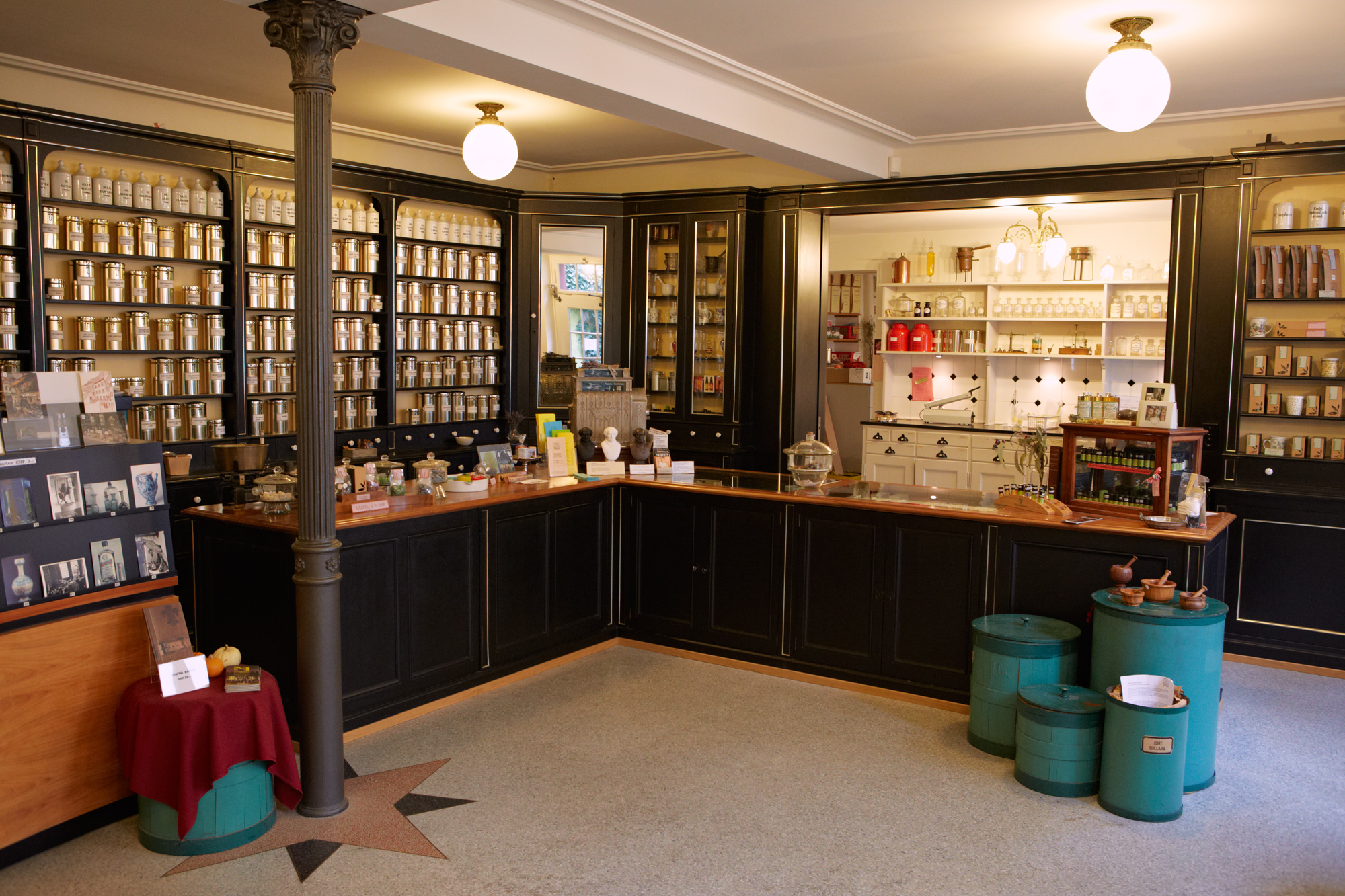 Museumskasse, Herbarium und Shop: Das Interieur stammt aus der alten Barfüsserapotheke.