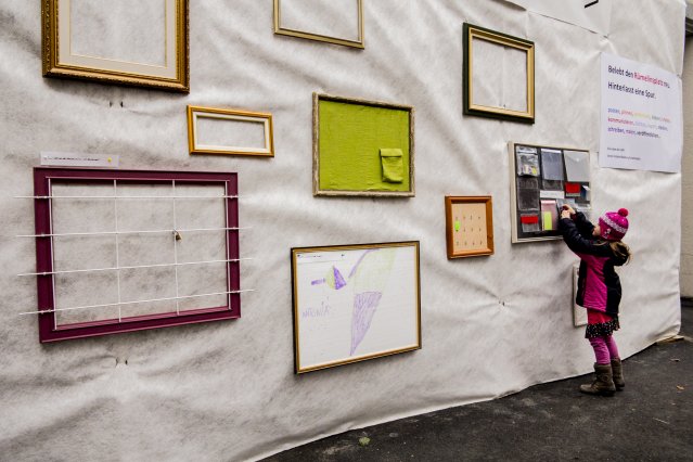 Versuch der Aufwertung: Analoges Facebook auf dem Rümelinsplatz. In einem Rahmen finden sich alle nützlichen Hilfsmittel: Stifte, Klebestreifen, Post-Its. Übrigens hält die Wand auch mit dem Trend «Liebesschlösser» mit (siehe violetten Rahmen).