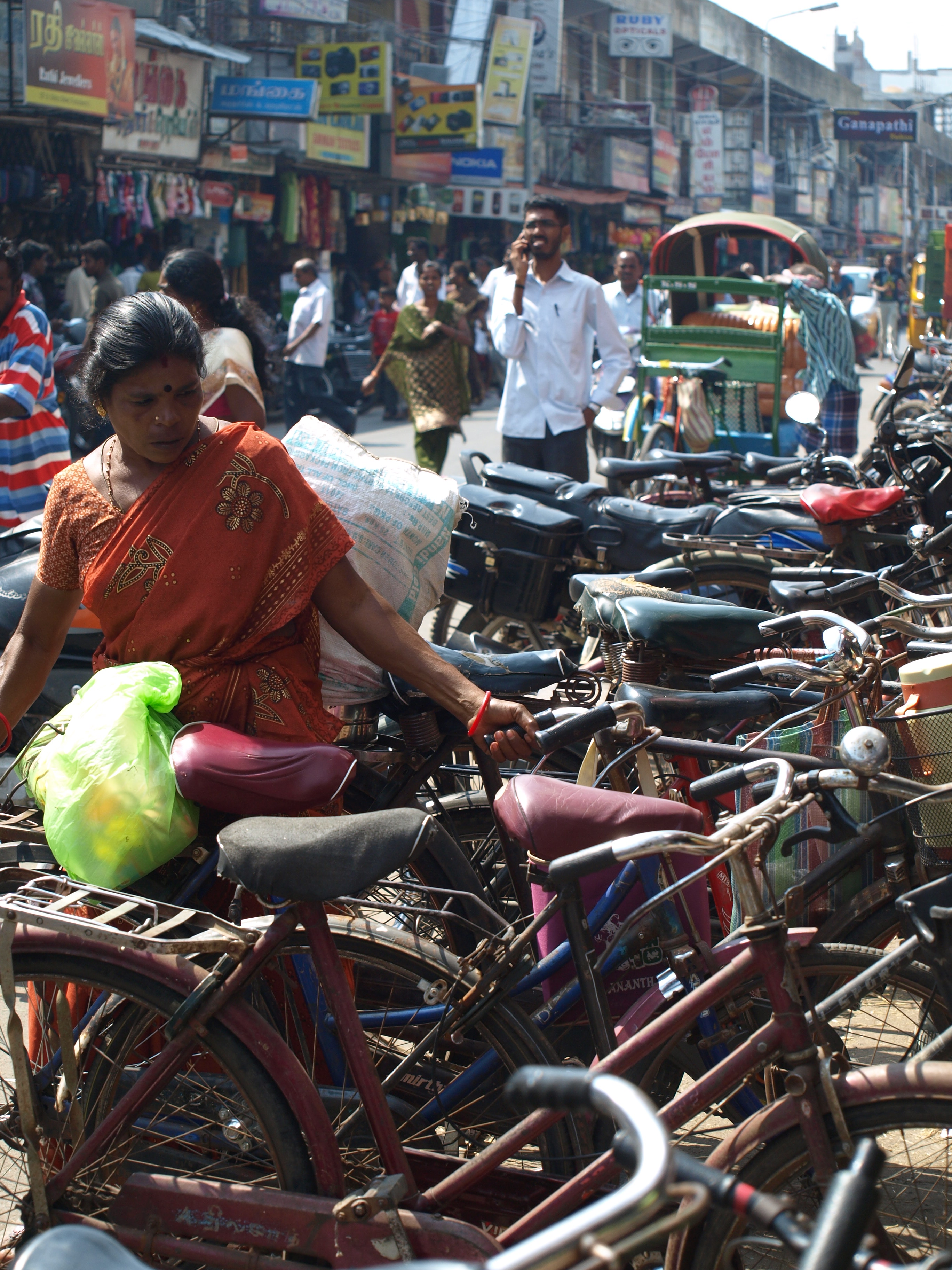Geschäftige Marktstrasse in Pondicherry.