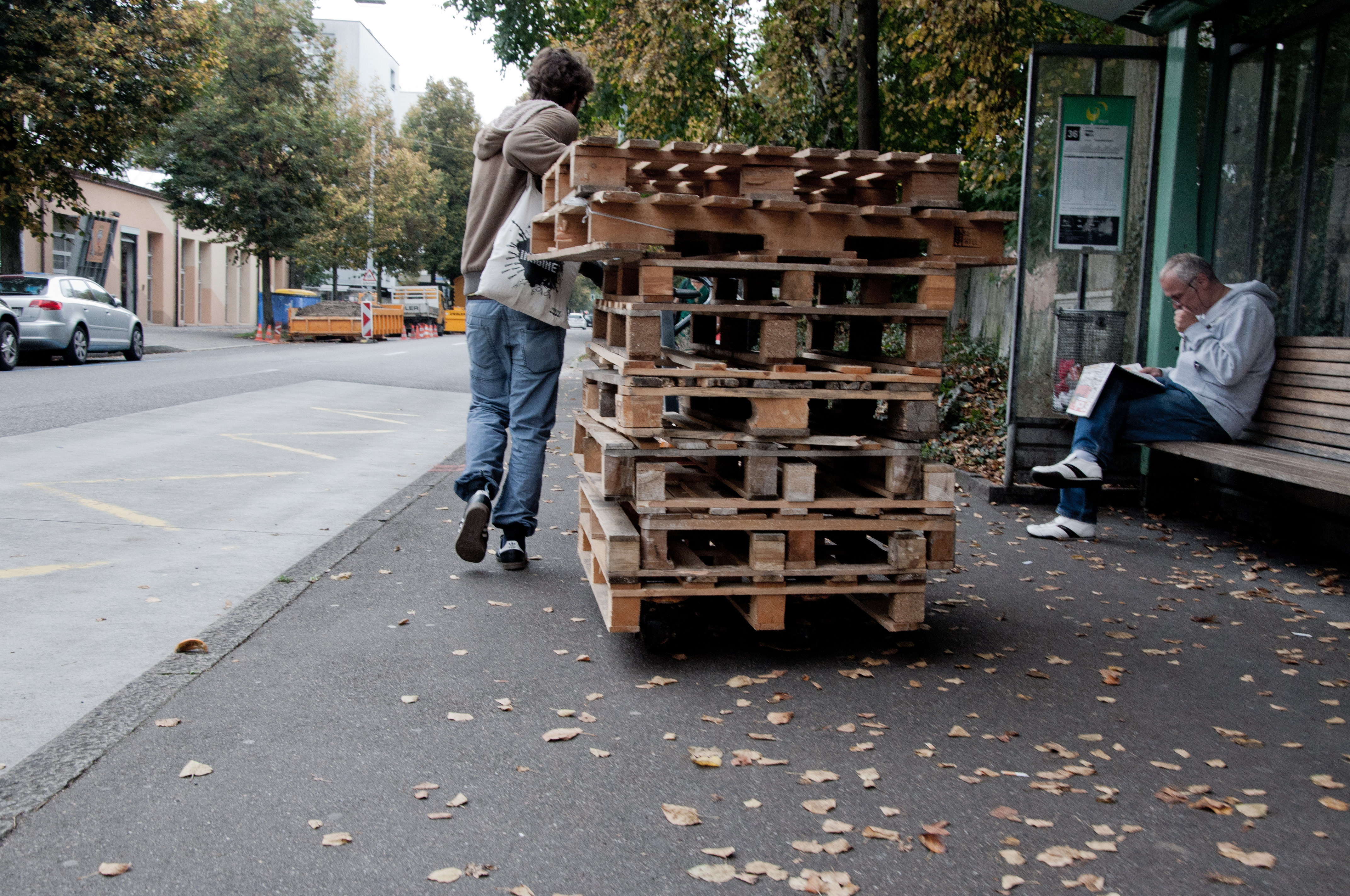Daran haben sich die Quartierbewohner mittlerweile gewöhnt: Die Werkhof-Initianten bringen laufend neues Material für die Projekte.