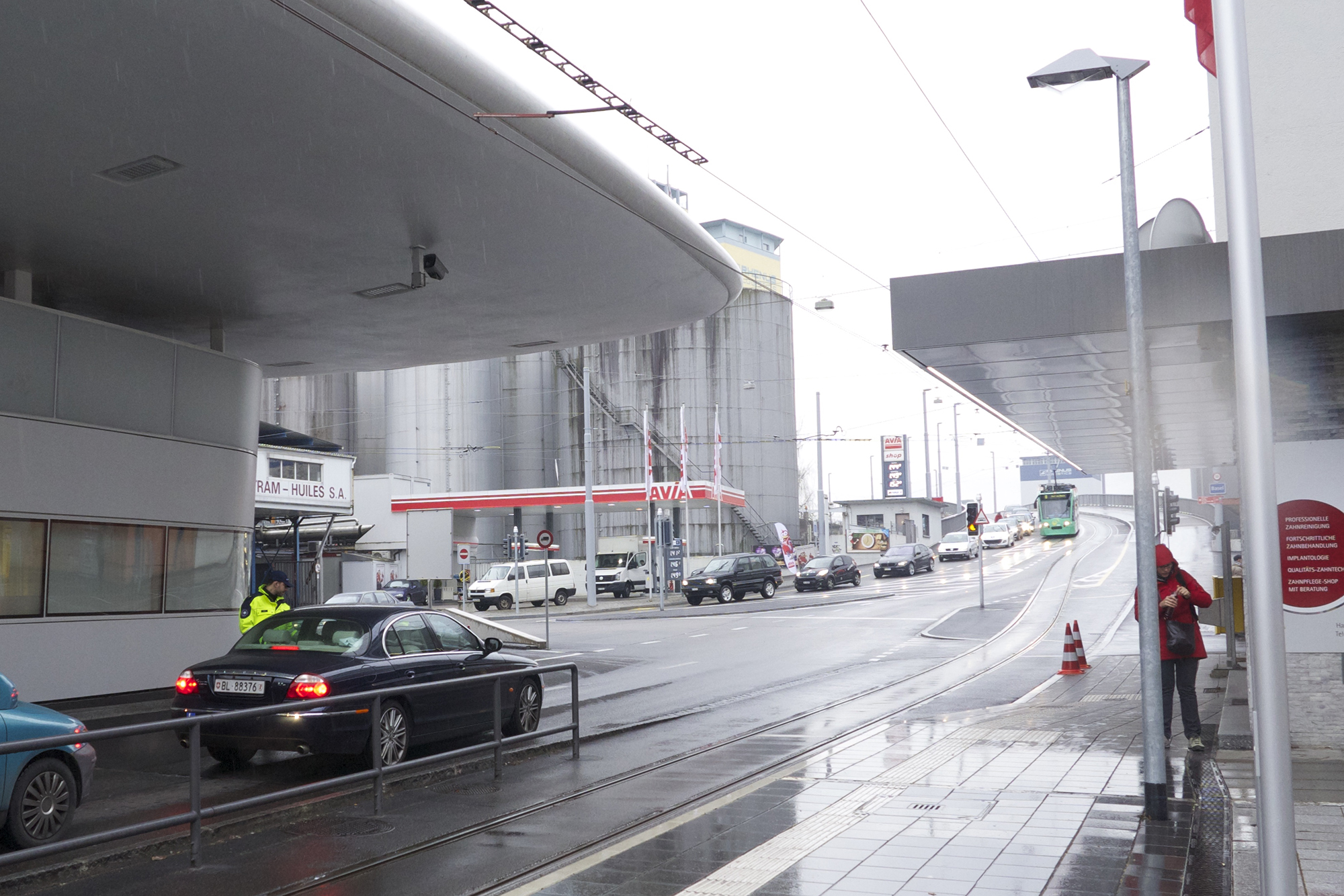 Schon am Freitagnachmittag staut sich der Verkehr vor der deutschen Grenze.