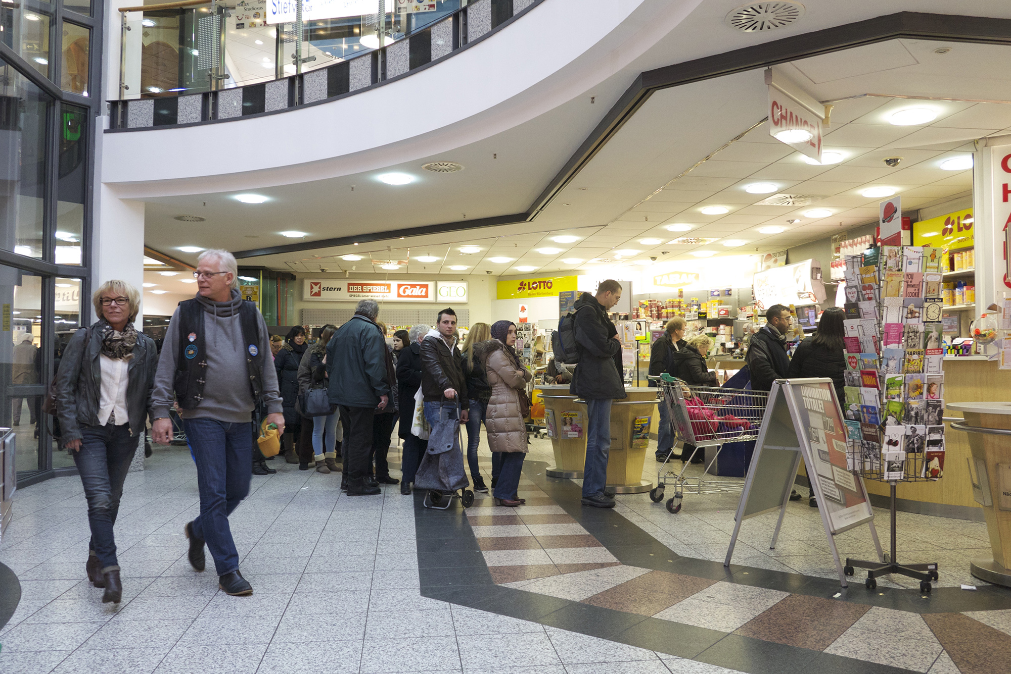Beim Tabak-Kiosk ist die Warteschlange besonders lang.