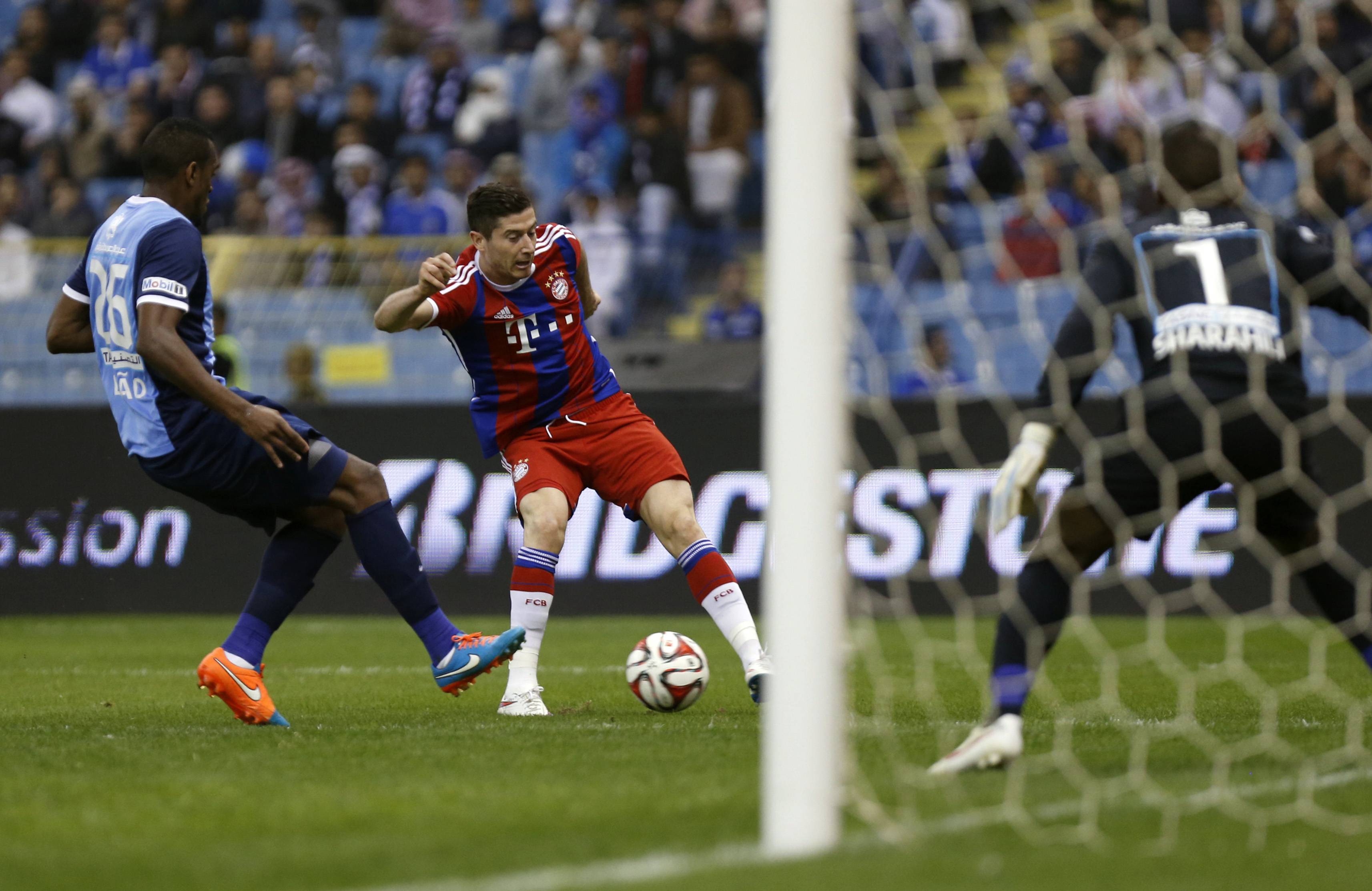 Bayern Munich's Robert Lewandowski (C) fights for the ball with Al-Hilal's Digao during their friendly soccer match in Riyadh January 17, 2015. REUTERS/Faisal AlNasser (SAUDI ARABIA - Tags: SPORT SOCCER)