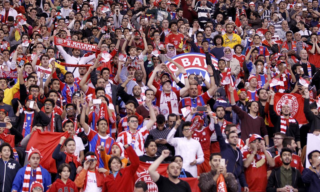 epa04565660 Supporters of Munich cheer during the friendly soccer match between Al Hilal and Bayern Munich in Riyadh, Saudi Arabia, 17 January 2015. EPA/AHMED YOSRI
