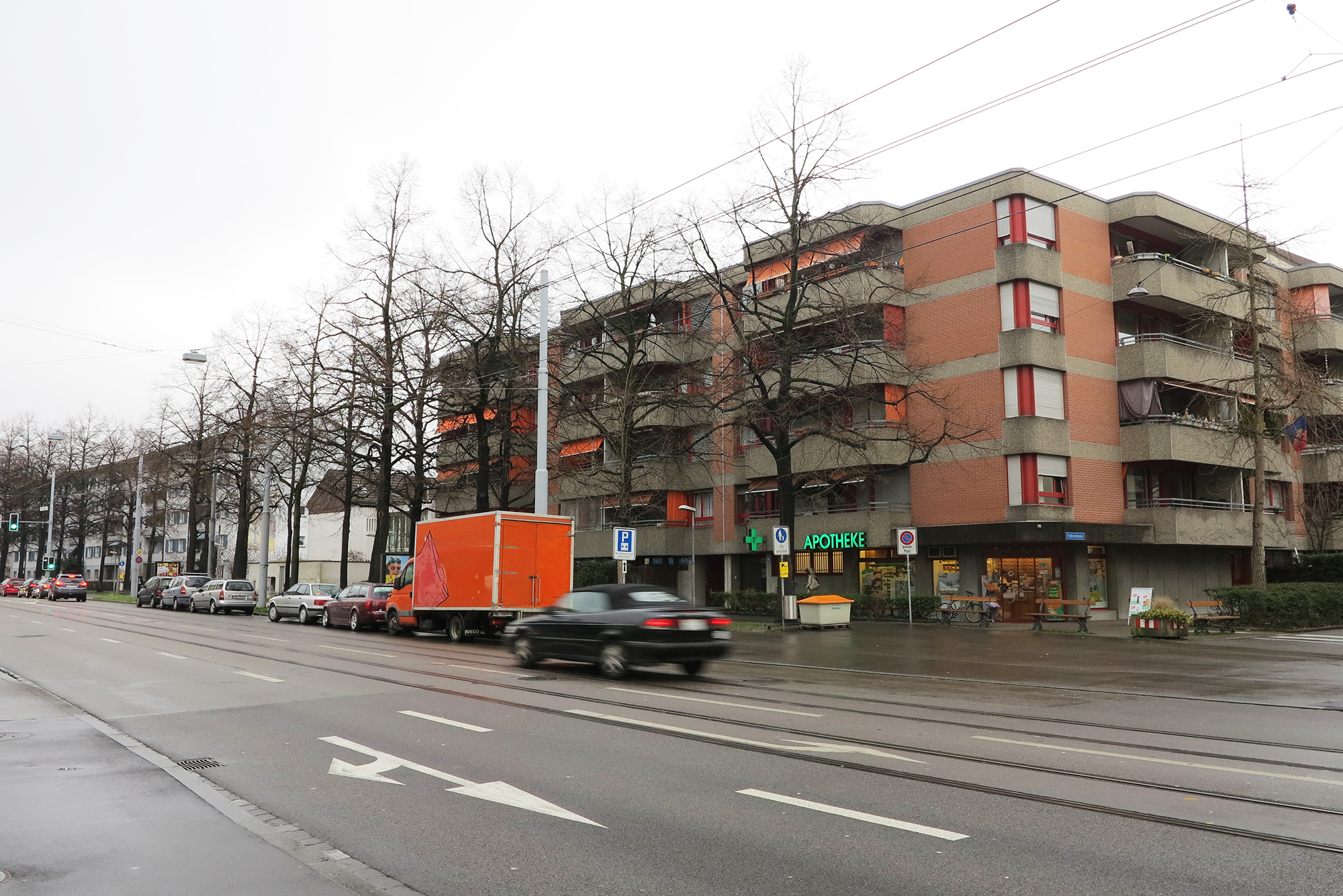Die Kleinhüningeranlage ist die letzte Strasse vor der deutsch-schweizerischen Grenze. Wie überlebt hier eine Apotheke? Nur dank rezeptpflichtigen Medikamenten, sagt die Betreiberin.