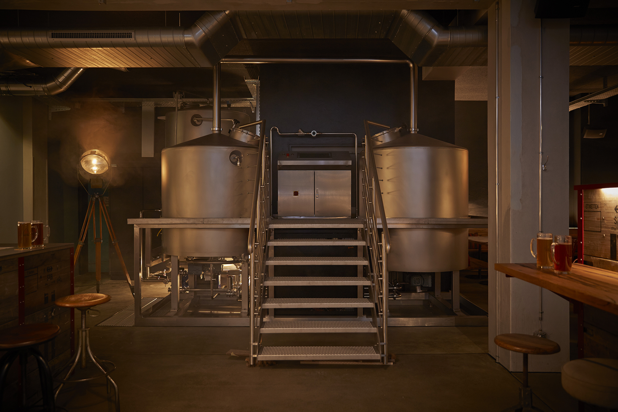 Die Brauerei ist Teil der Bar. In diesen beiden Bottichen entsteht das hausgebraute Bier.