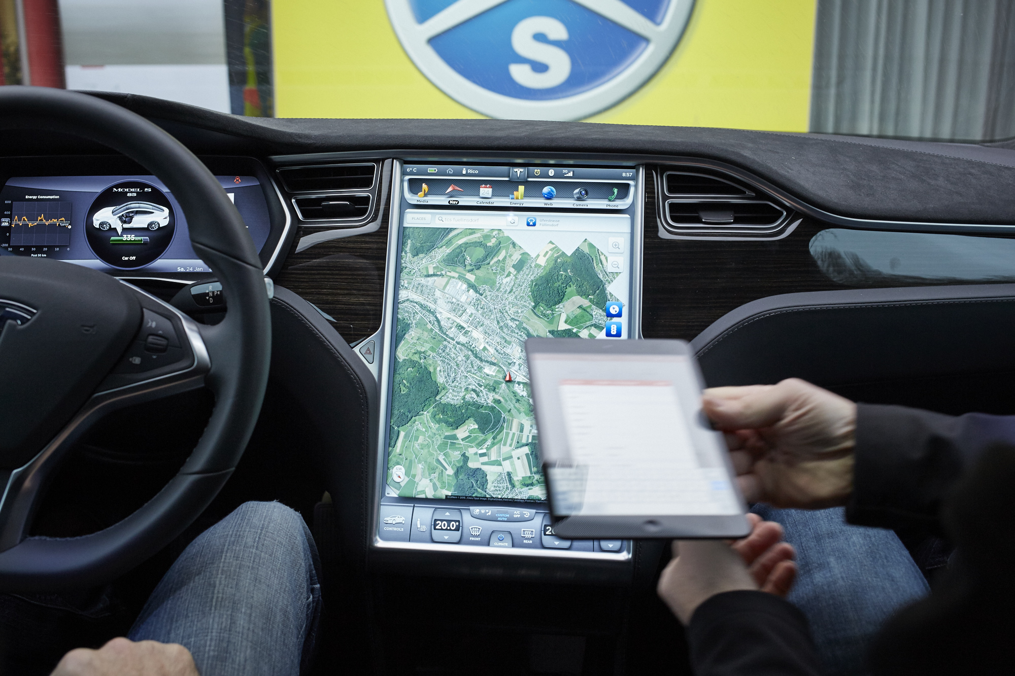 Elektronik pur: Das Armaturenbrett des Tesla.