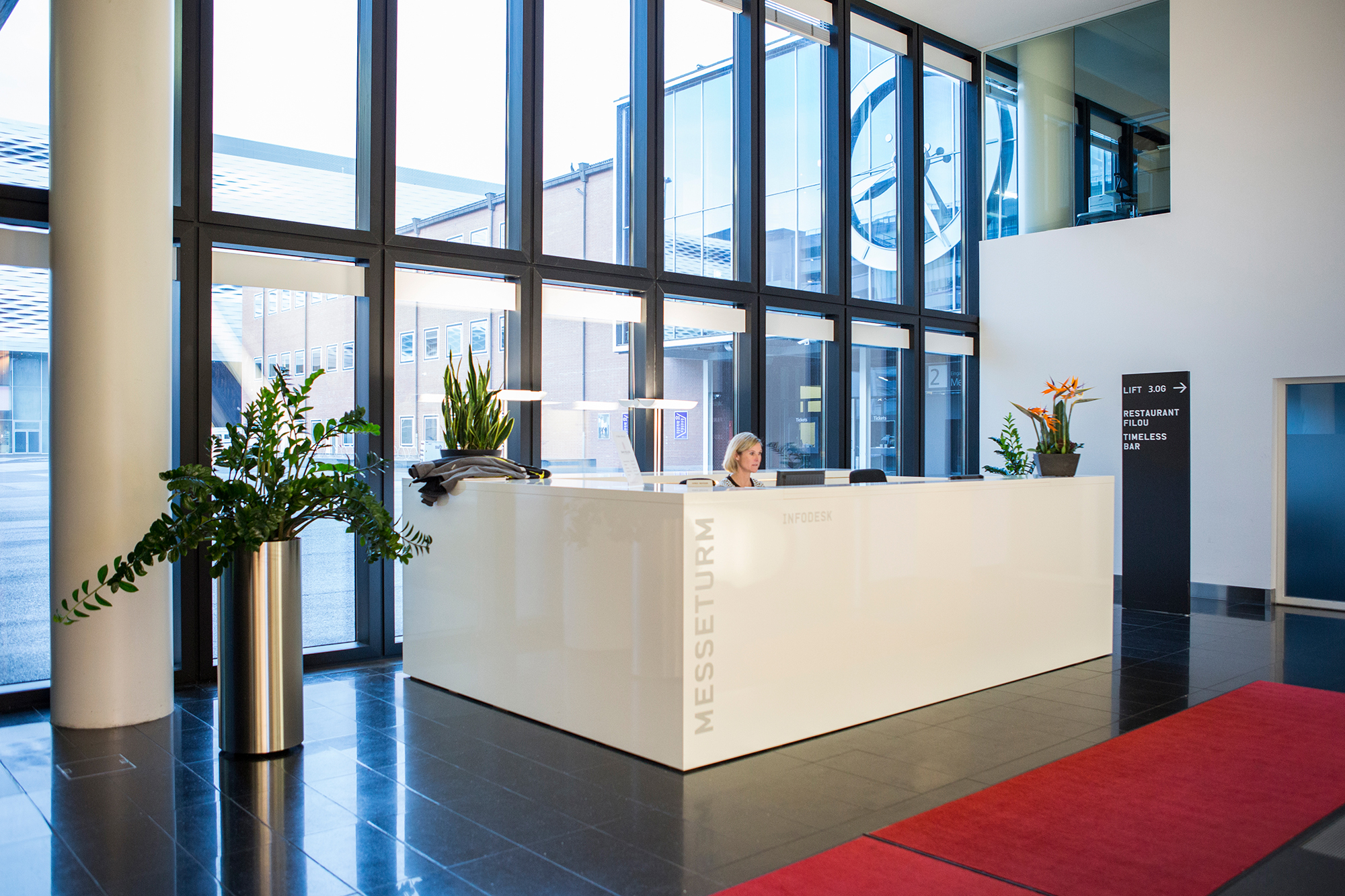 Der Infodesk kommt schlicht daher. Dass von hier aus ein grosser Teil des Betriebs koordiniert wird, denkt man kaum.