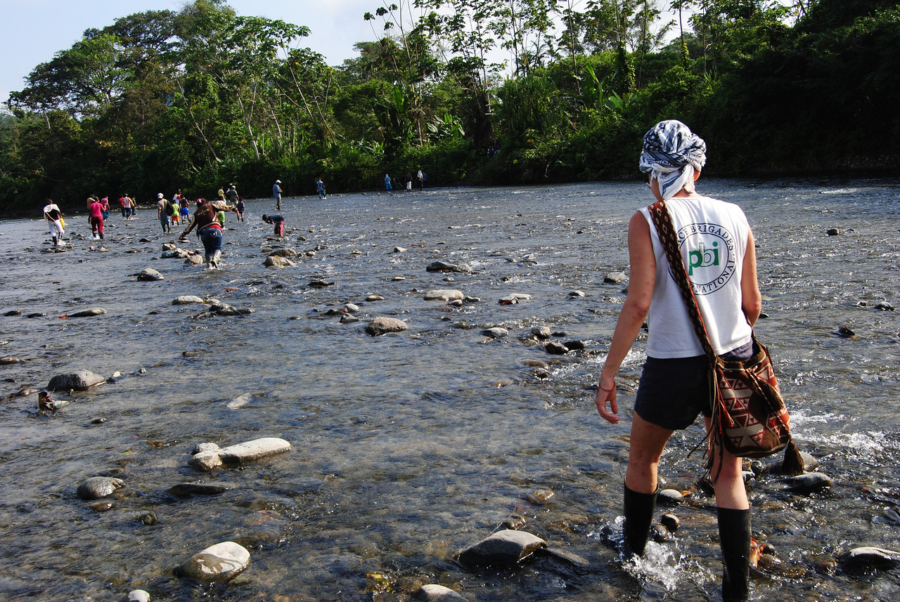 Über den Fluss: Die Begleitungen finden oftmals tief im Landesinnern statt.