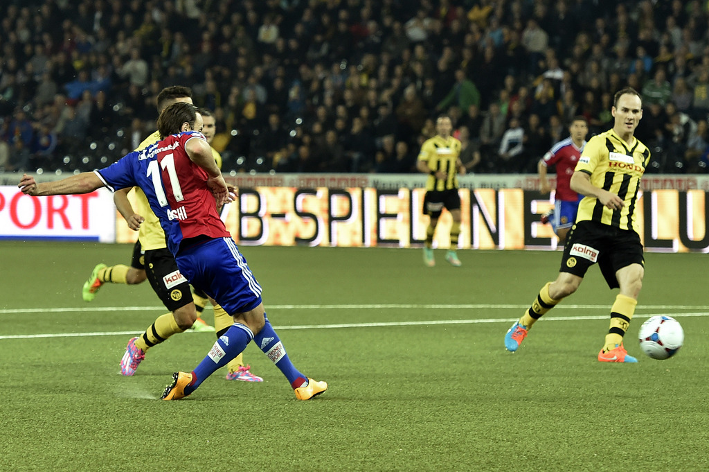 Basels Shkelzen Gashi, links, trifft zum 1:0, im Fussball Super League Spiel zwischen dem BSC Young Boys Bern und dem FC Basel, am Samstag, 18. Oktober 2014, im Stade de Suisse Wankdorf in Bern. (KEYSTONE/Peter Schneider)