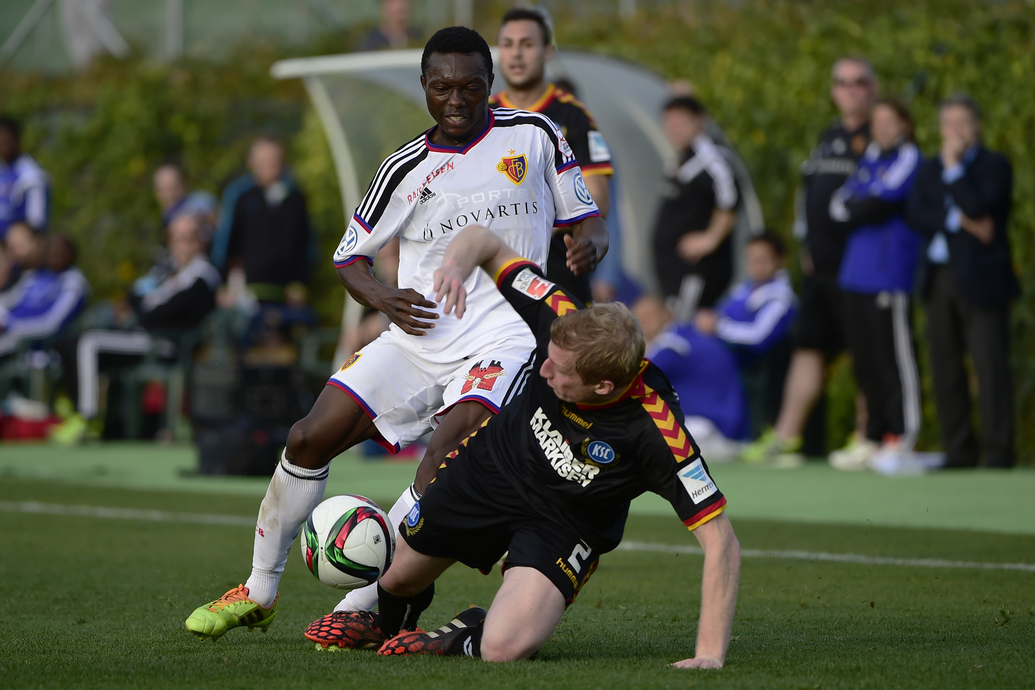 Debüt: Adama Traore, der neue Linksverteidiger des FC Basel, im Testspiel gegen den Karlsruher SC (hier mit Philipp Klingmann).