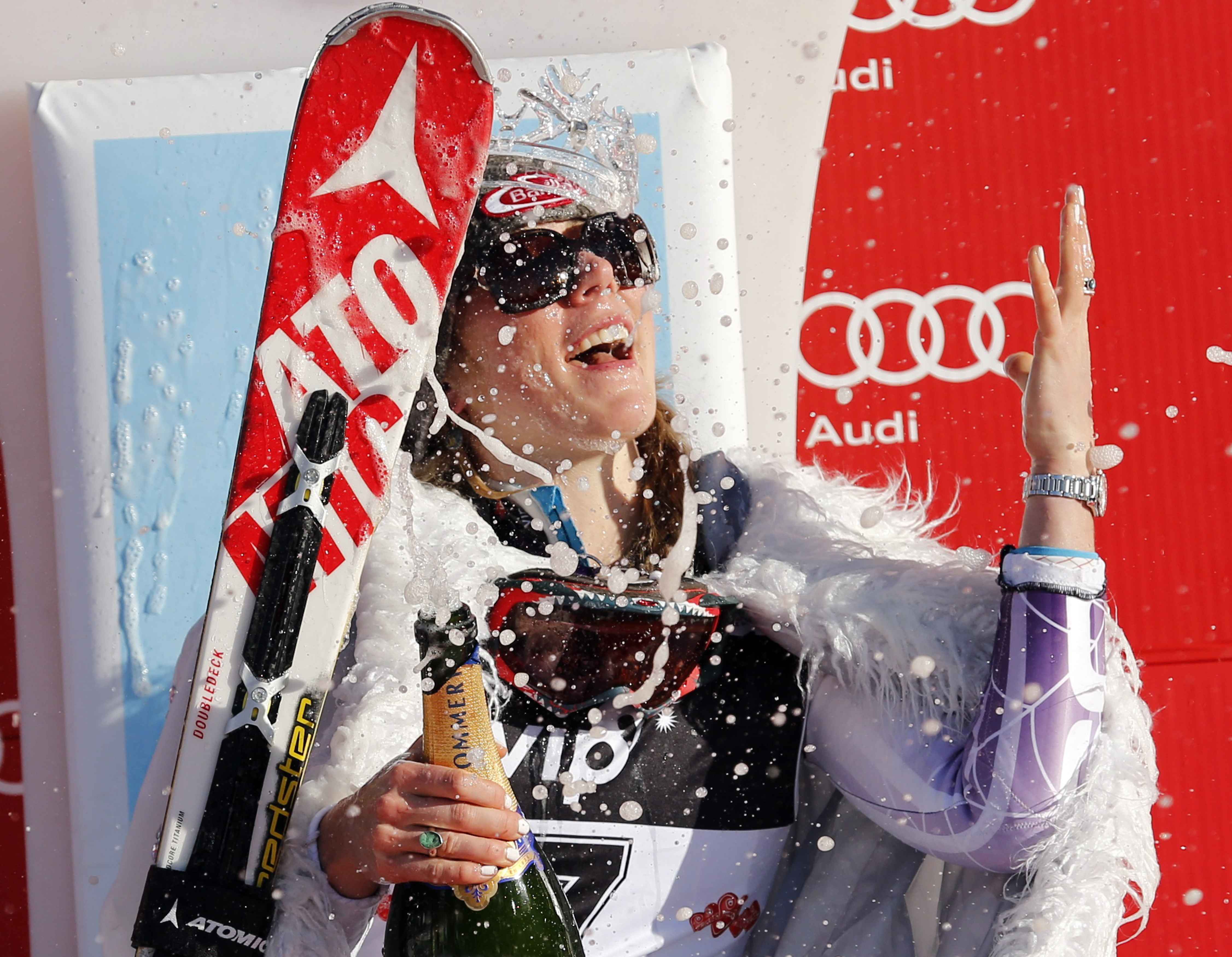 Spritzen – aber nicht trinken. Mikaela Shiffrin darf auf ihre Siege in den USA noch nicht anstossen.
