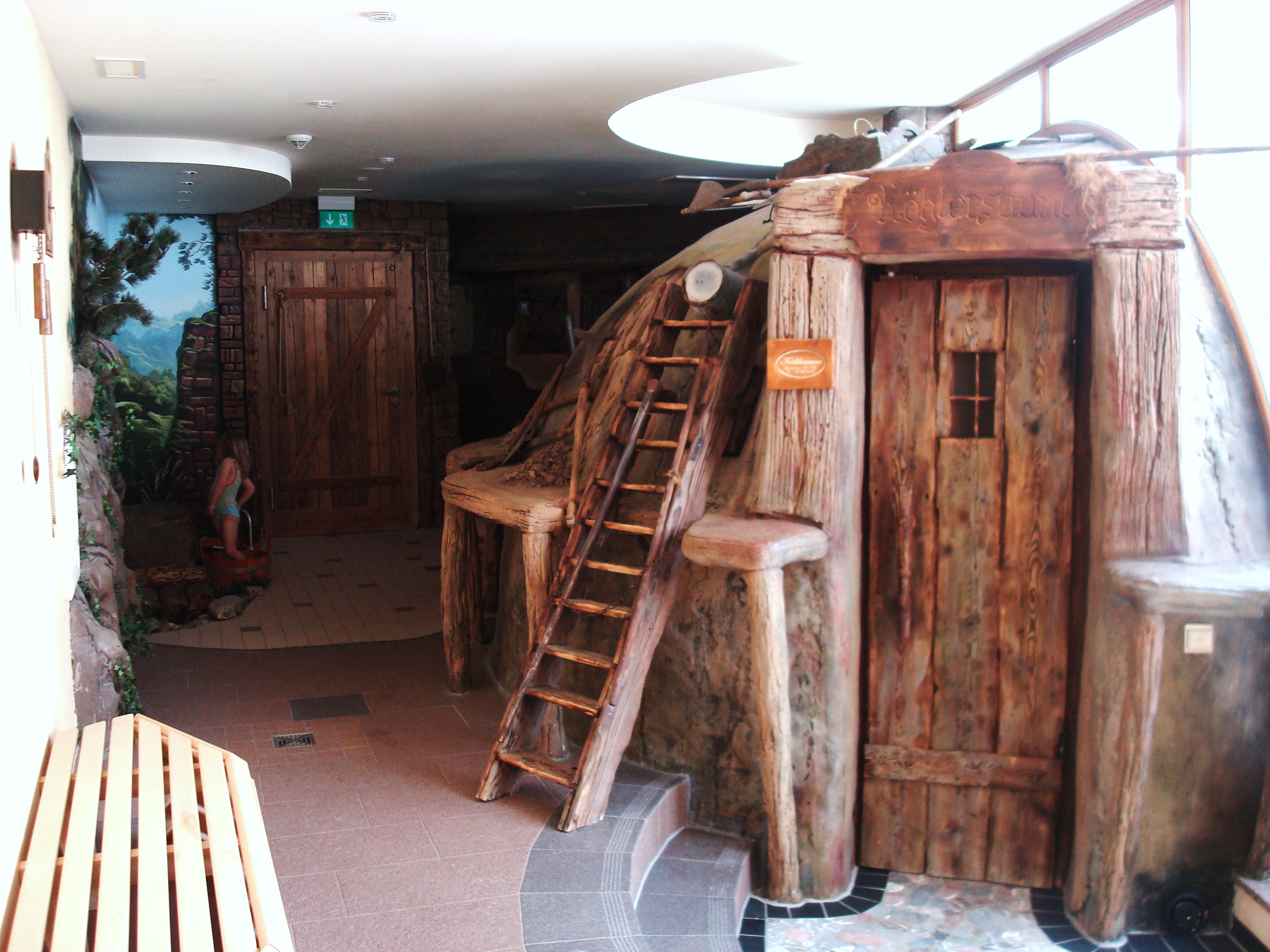 Der Wellnessbereich in der Tanne Tonbach mit «Köhlersauna» (im Stil einer Köhlerhütte angelegt).