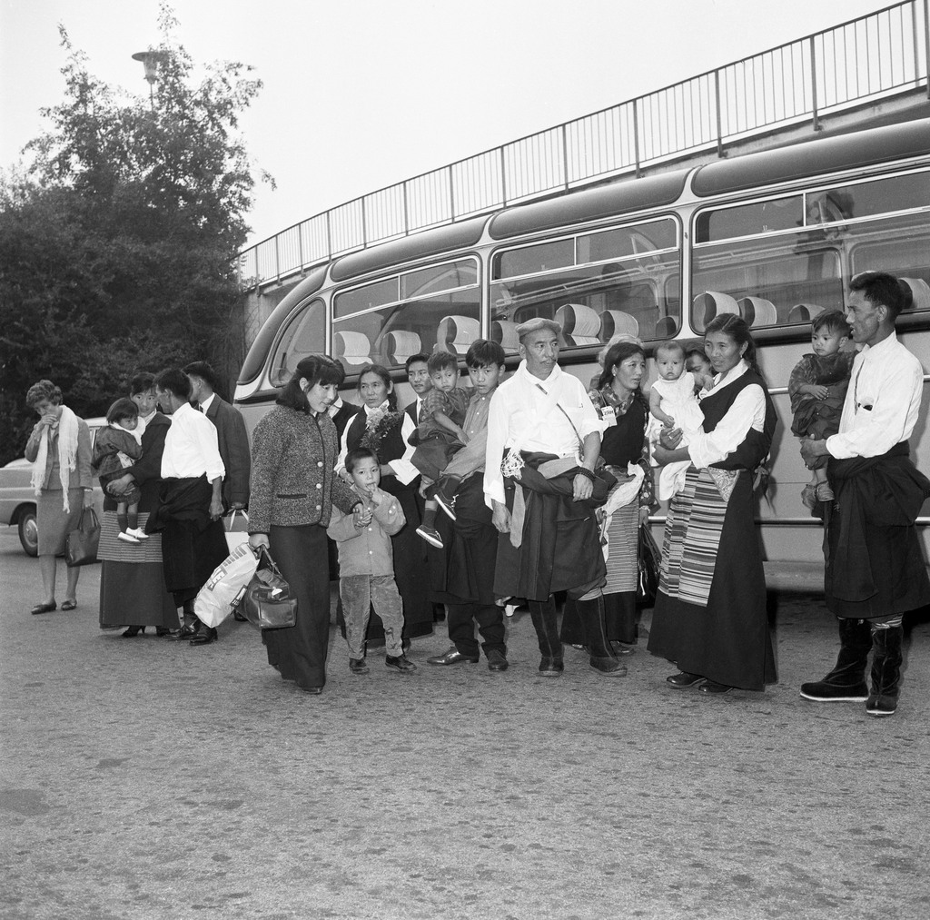 Tibetischer Fluechtlinge treffen 1966 im Flughafen Kloten bei Zuerich ein, von wo sie nach Ebnat, Buchen und Waldstatt weiterreisen werden.