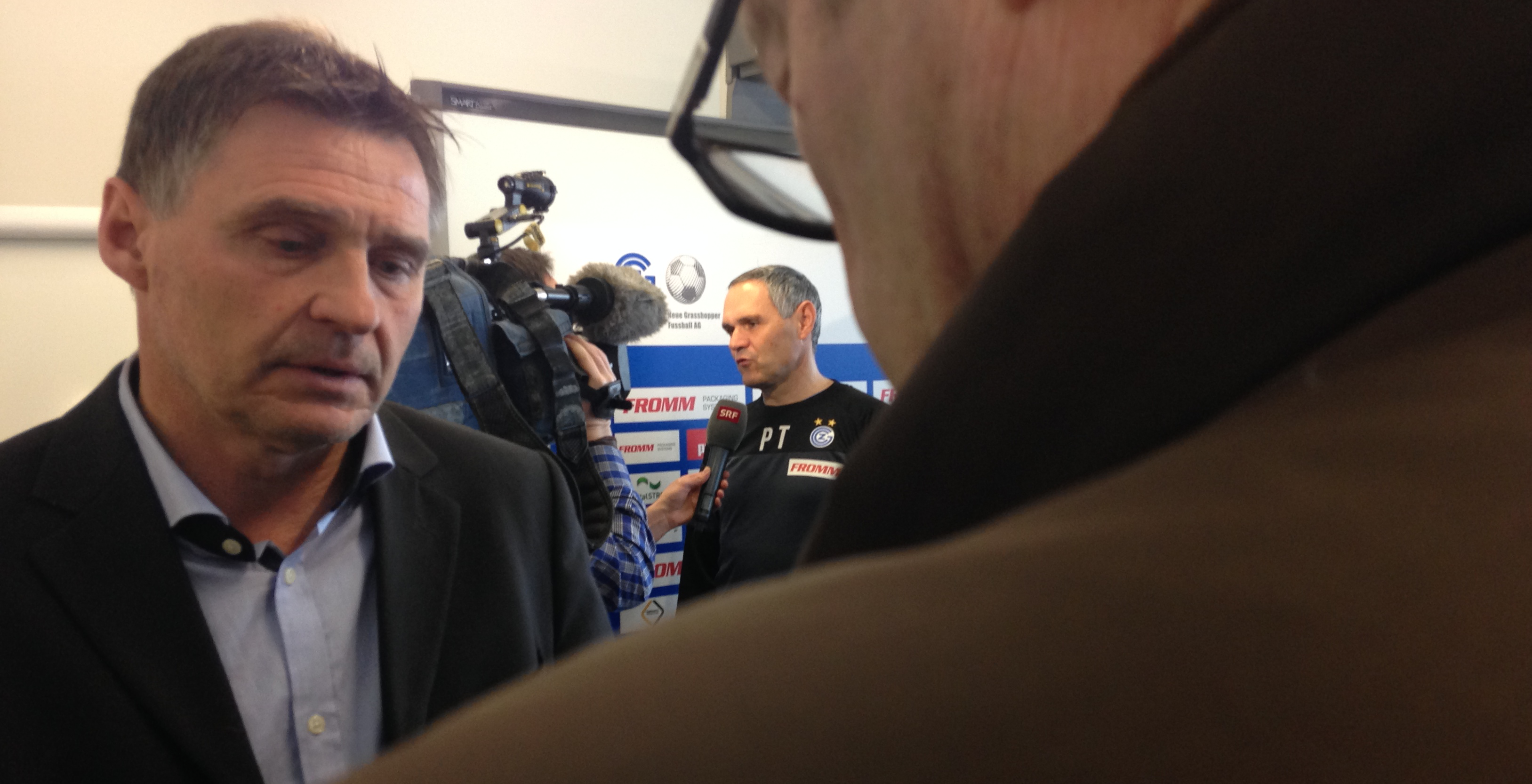 Zwar steht GC-Trainer Pierluigi Tami im Hintergrund im Scheinwerferlicht der Kamera. Das grosse Medieninteresse gilt aber Sportchef Axel Thoma.