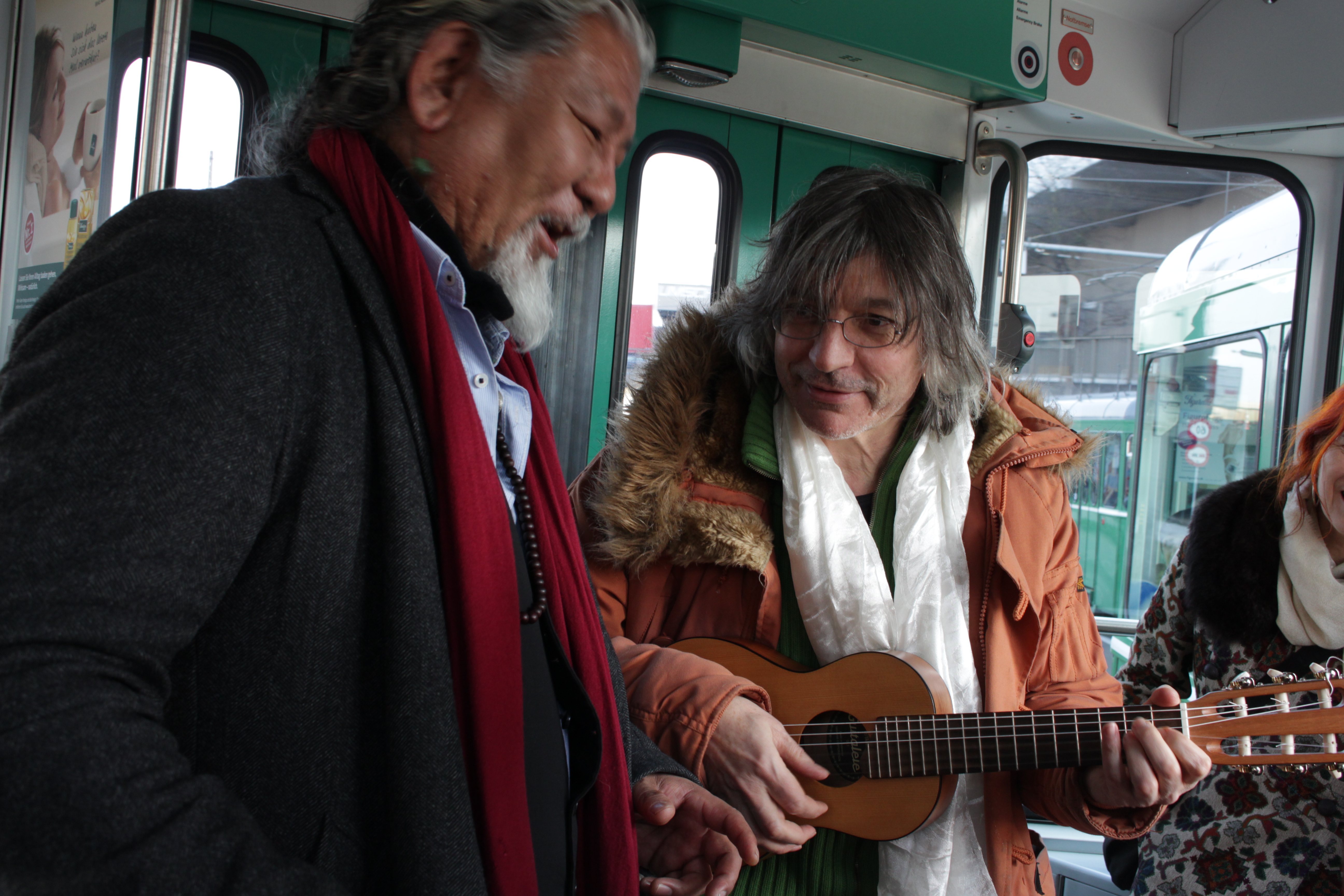 Franz Treichler musiziert mit Loten Nambling im Basler Tram.