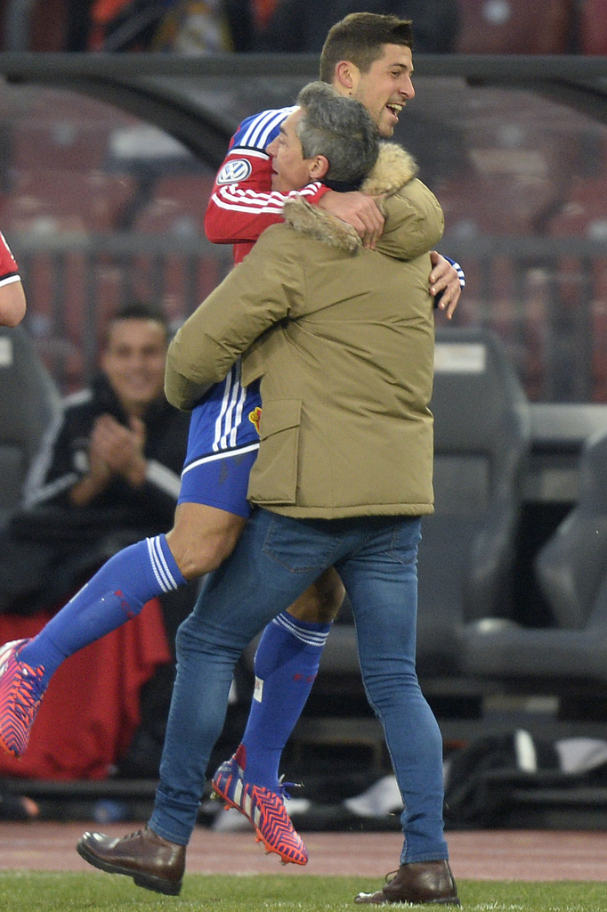 Der Basler Trainer Paulo Sousa, rechts, umarmt Torschuetze Davide Calla, links, nach seinem Treffer zum 2-4 fuer Basel beim Fussball Meisterschaftsspiel der Super League zwischen dem Grasshopper Club Zuerich und dem FC Basel, am Sonntag, 8. Februar 2015, im Letzigrund Stadion in Zuerich. (KEYSTONE/Walter Bieri)