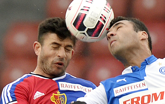 Der Zuercher Caio, rechts, gegen den Basler Behrang Safari, links, beim Fussball Meisterschaftsspiel der Super League zwischen dem Grasshopper Club Zuerich und dem FC Basel, am Sonntag, 8. Februar 2015, im Letzigrund Stadion in Zuerich. (KEYSTONE/Walter Bieri)