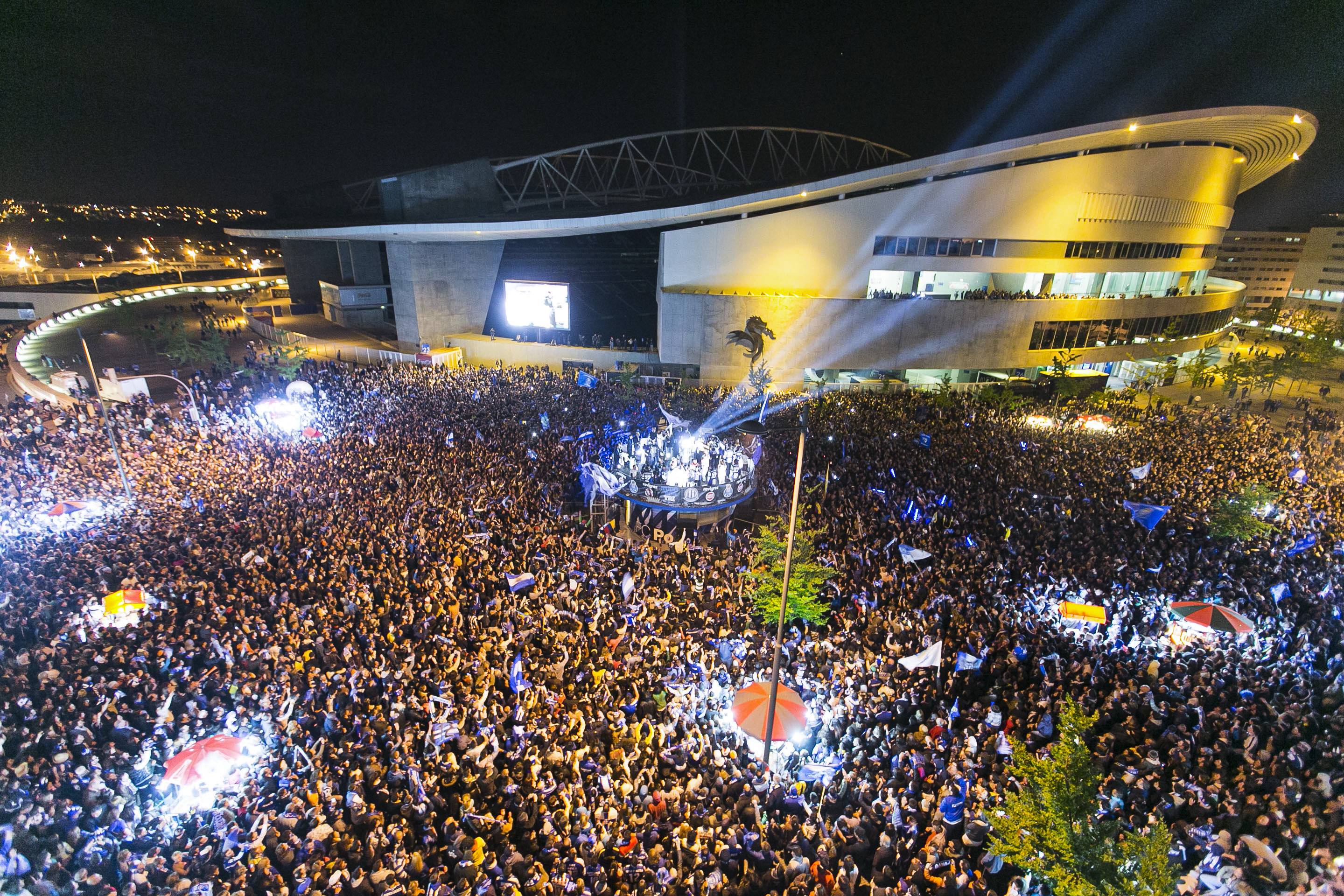 Bildnummer: 13644774 Datum: 19.05.2013 Copyright: imago/GlobalImagens Porto 19/05/2013: Festivities of the supporters of FC Porto for winning the Tri national championship (Rui Oliveira / Global Images) Port: Festivities of the supporters of FC Porto PUBLICATIONxINxGERxSUIxAUTxHUNxONLY ; Fussball Portugal 2012 FC Porto Meisterschaft Meister Meisterfeier Feier x1x xsk 2013 quer o0 Sieg, Sieger Fan Image number 13644774 date 19 05 2013 Copyright imago GlobalImagens Porto 19 05 2013 festivities of The Supporters of FC Porto for Winning The Tri National Championship Rui Oliveira Global Images Port festivities of The Supporters of FC Porto PUBLICATIONxINxGERxSUIxAUTxHUNxONLY Football Portugal 2012 FC Porto Championship Master Champion ceremony Celebrations x1x xsk 2013 horizontal o0 Victory Winner supporter