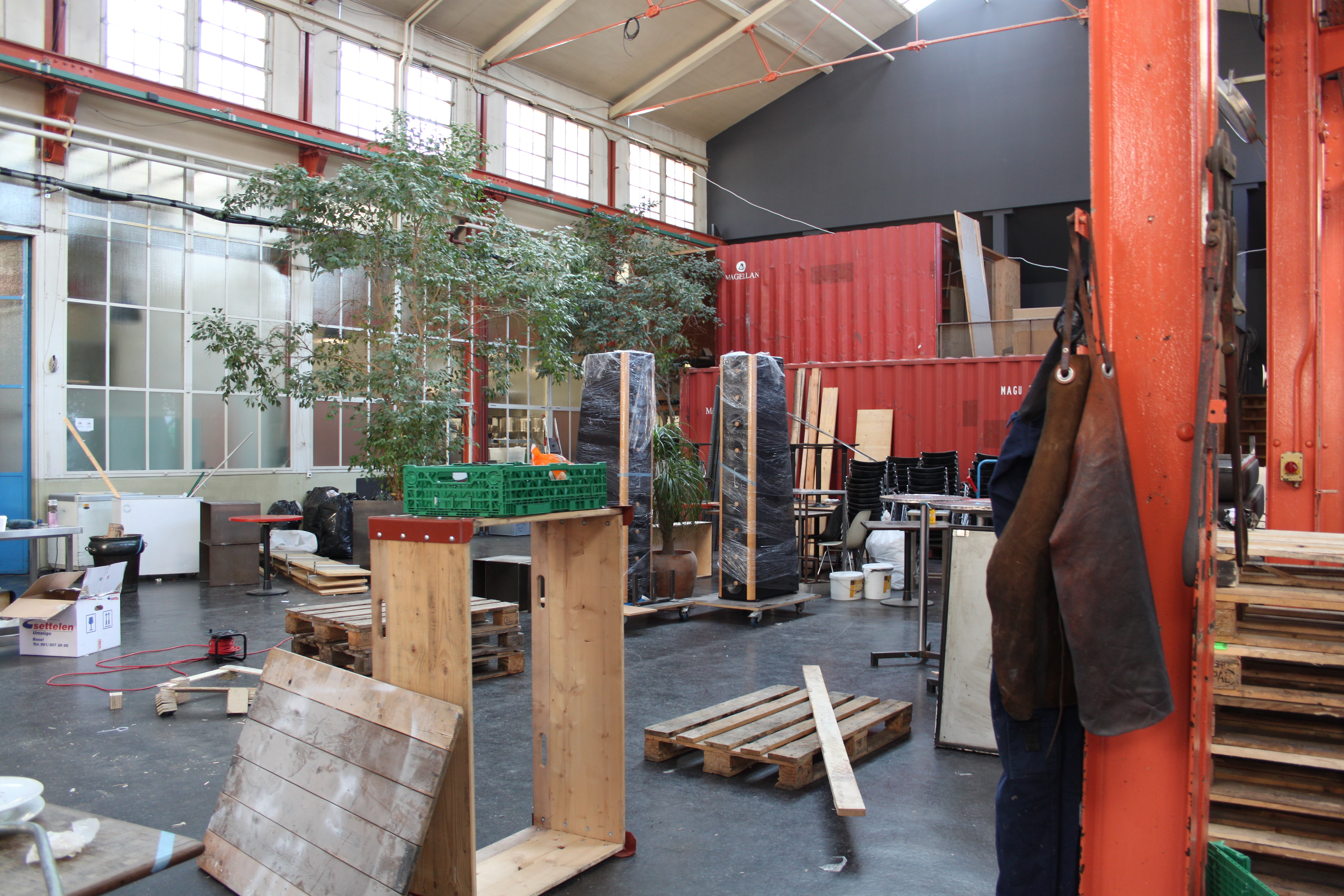 Ein Blick in die Halle des ehemaligen «eo ipso» am 09. Februar 2015. In der Halle kräftig gewerkelt. Wie das Restaurant im Gundeldinger Feld bei der Wiedereröffnung aussehen wird, lässt sich aber noch immer nicht erahnen.