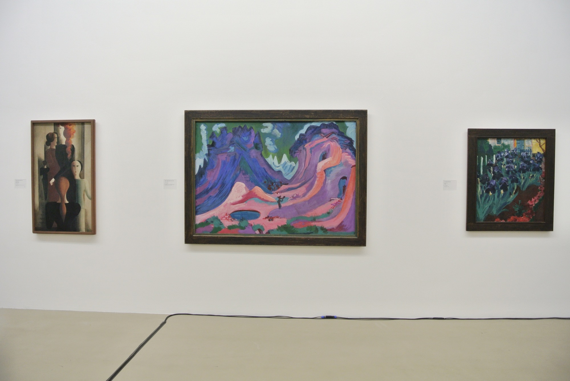 Auffällige Konntraste: Kirchners «Amselfluh» zwischen Oskar Schlemmers «Frauentreppe» und Emil Noldes «Blaue Iris», alle zwischen 1915 und 1925 entstanden